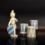 Bayerischer Putto mit Raupenhelm und drei Trommeln. Nymphenburg, 1975 bis 1997, Entwurf von E. A....