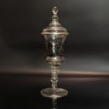 Deckelpokal. Bayerischer Wald/Böhmen, 19./20. Jh. | Farbloses Glas, Schwarzlotdekoration.