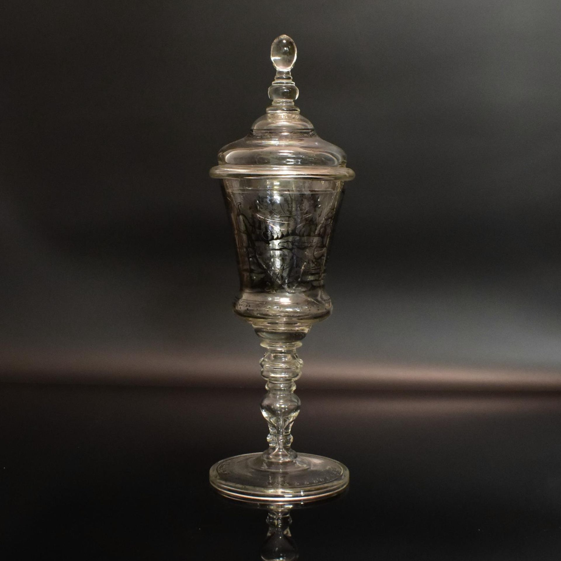 Deckelpokal. Bayerischer Wald/Böhmen, 19./20. Jh. | Farbloses Glas, Schwarzlotdekoration.