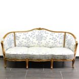 Sofa. Um 1900, Barockstil | Nussbaum, gebeitzt. Blauer Stoffbezug.