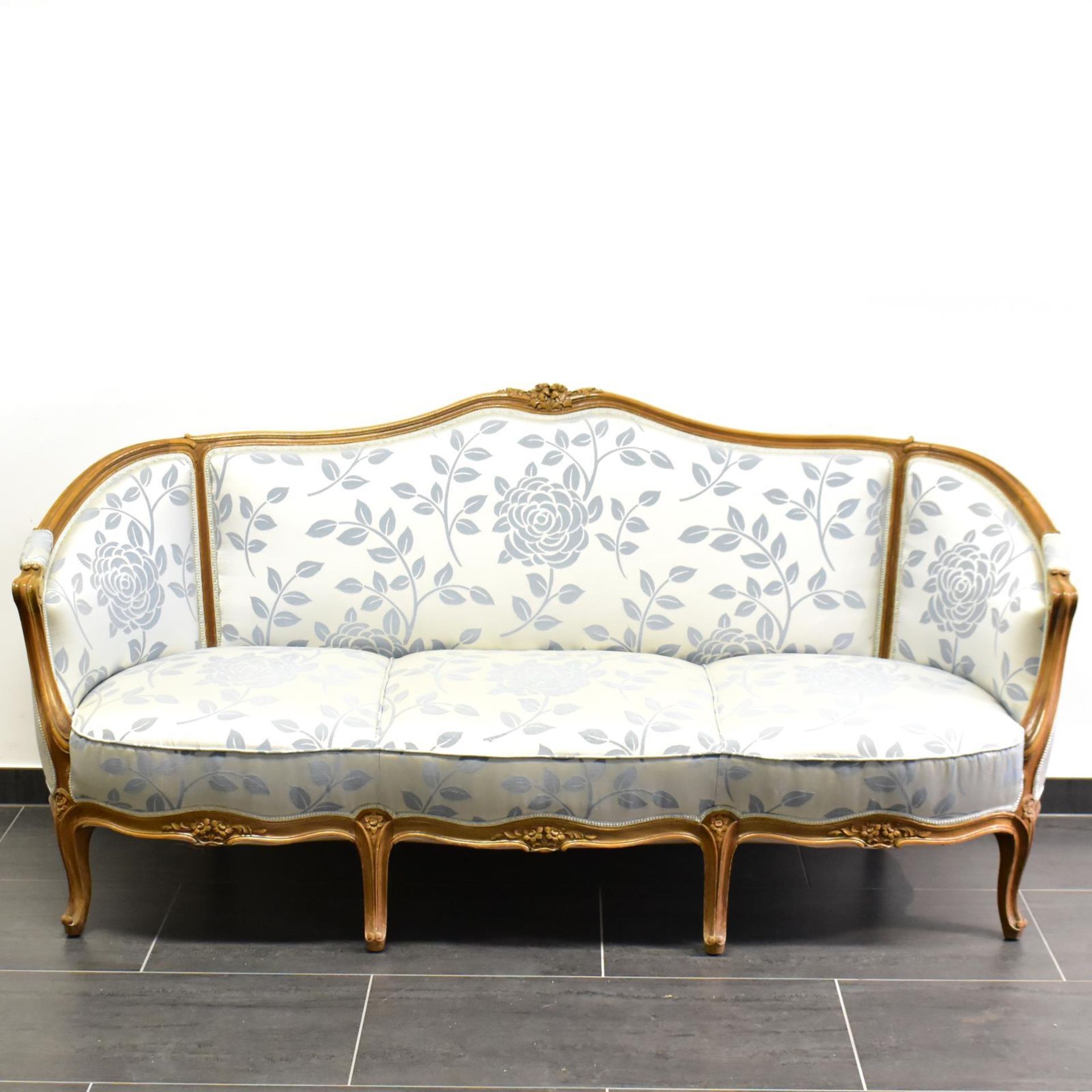 Sofa. Um 1900, Barockstil | Nussbaum, gebeitzt. Blauer Stoffbezug.