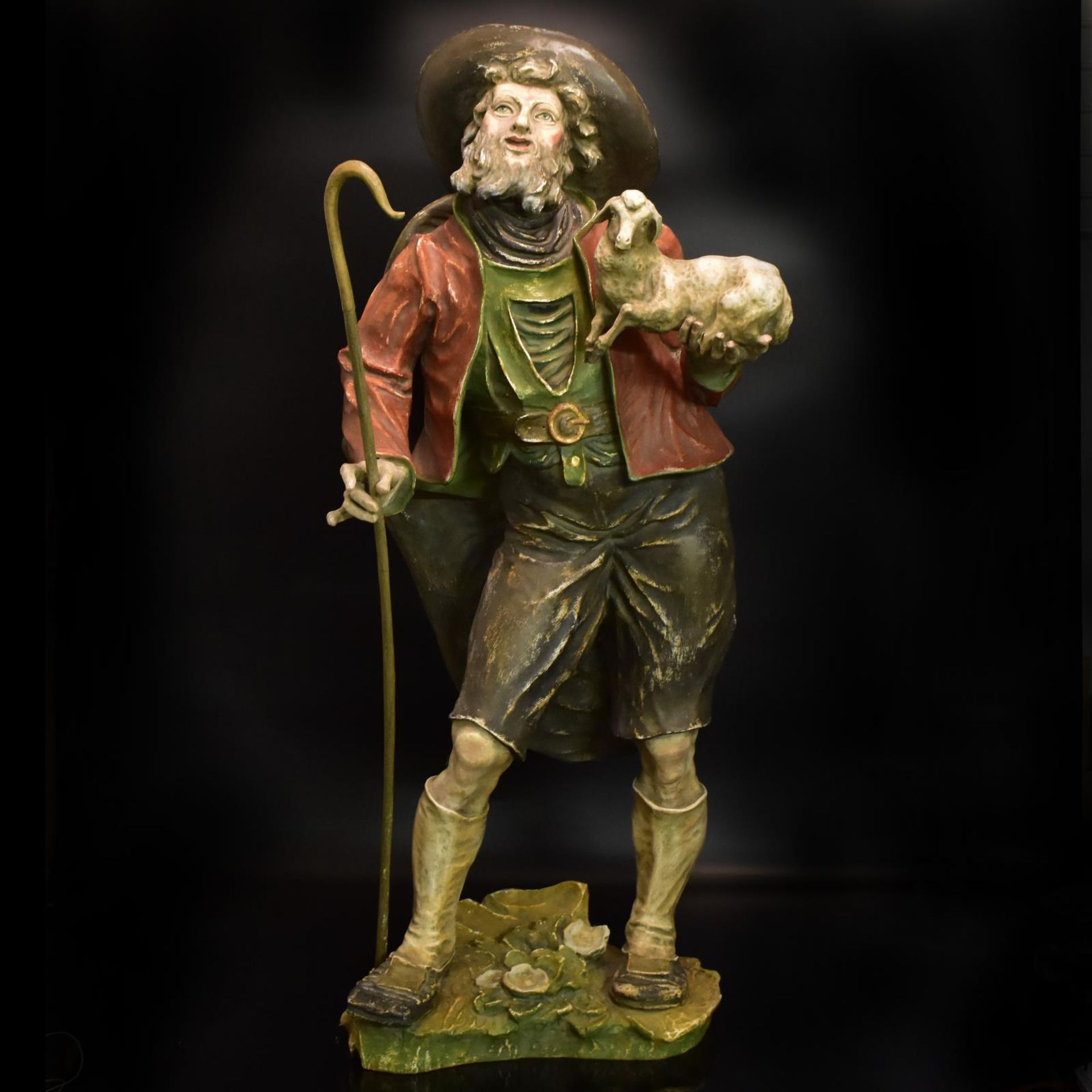 Hirte mit Lamm. Tirol/Alpenraum, 20. Jh. | Holz, geschnitzt, farbig gefasst.