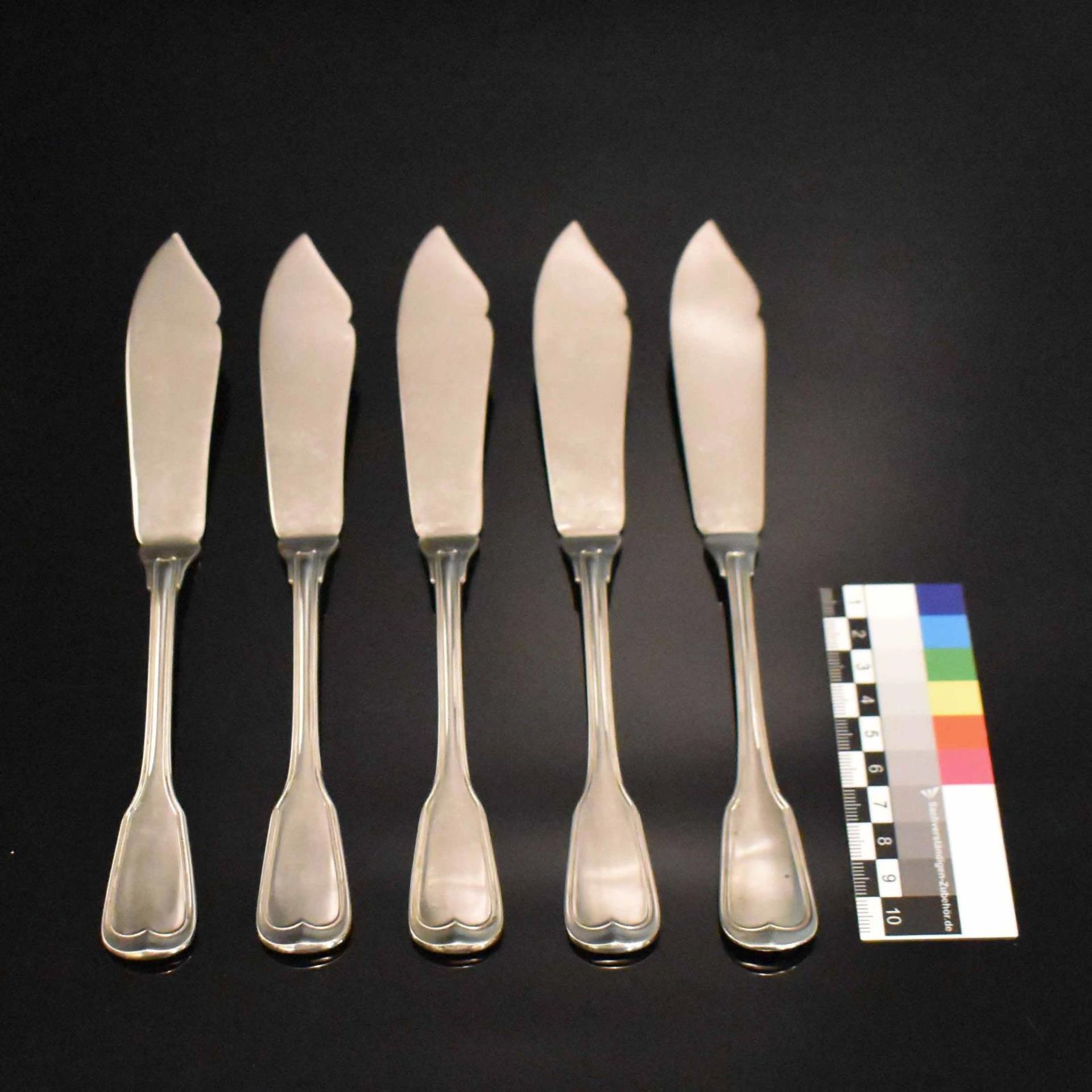 Satz von zwölf Fischmessern. Bremen, 20. Jh., Koch & Bergfeld | Silber. - Bild 2 aus 3