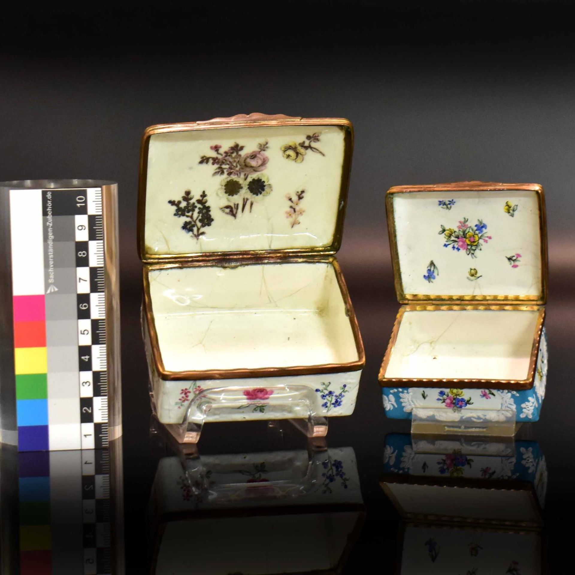 Zwei Tabatieren. England, wohl Staffordshire, 18./19. Jh. | Email auf Kupfer. Kupfermontierungen. - Bild 2 aus 2