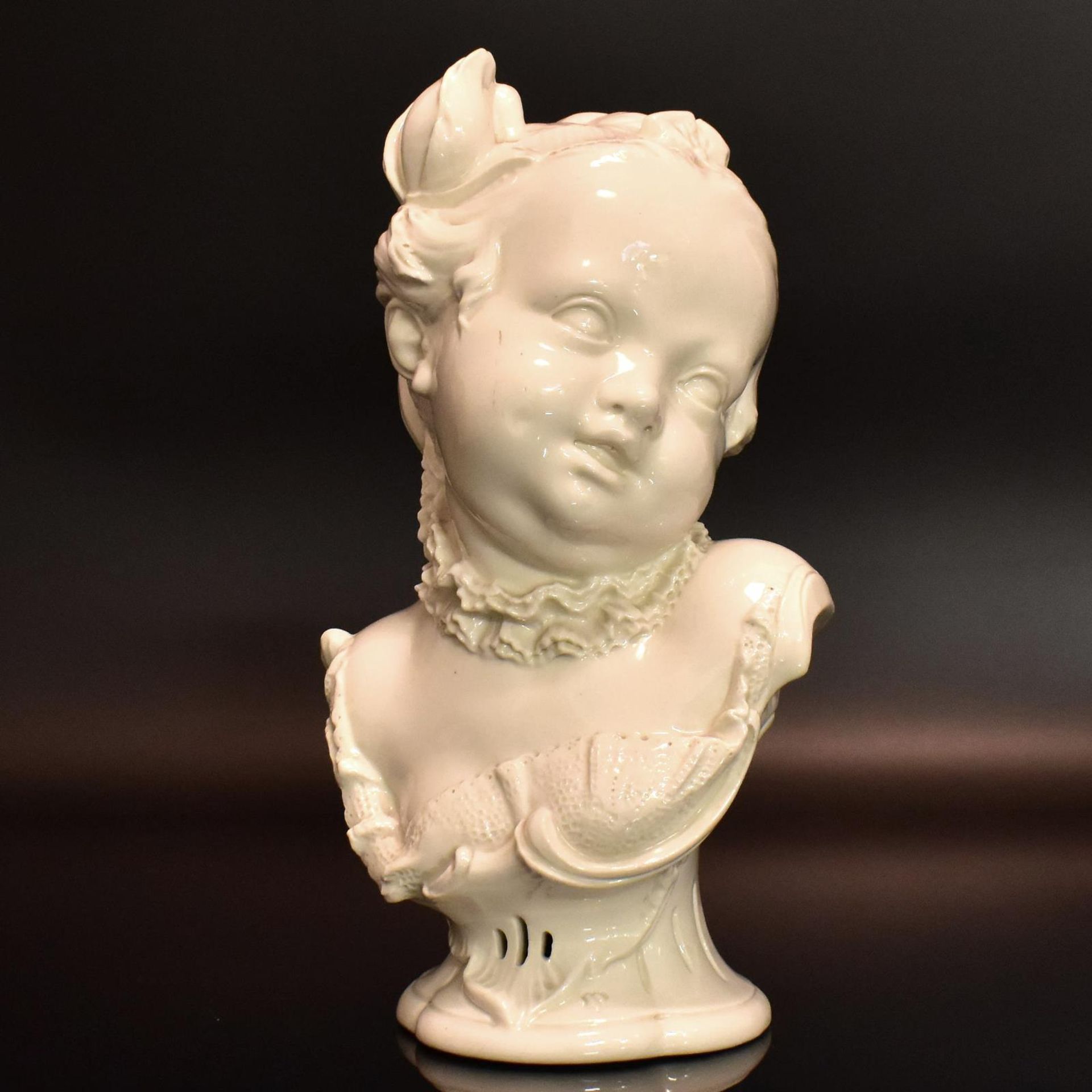 Mädchenbüste. Nymphenburg, nach Entwurf von F. A. Bustelli | Porzellan, weiß.