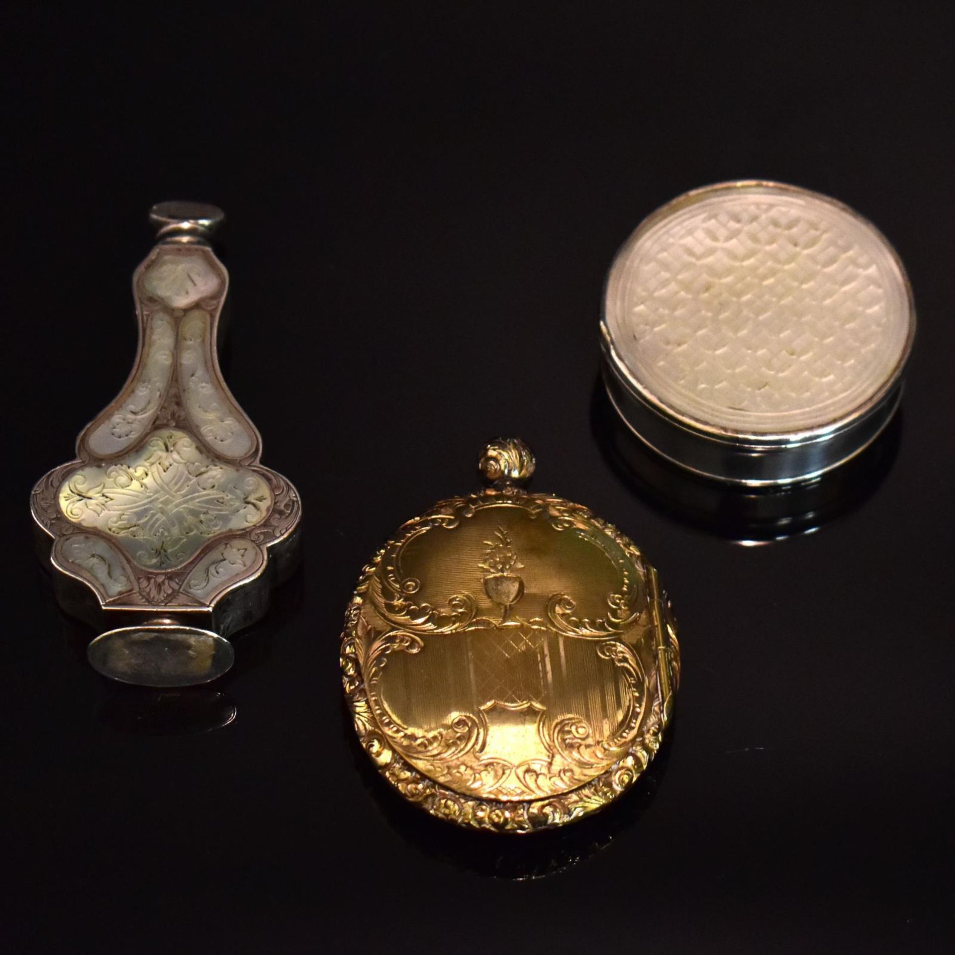 Flakon, Dose mit Jetons und Medaillon. 18./19. Jh. | Perlmutt, Silber, Metall.