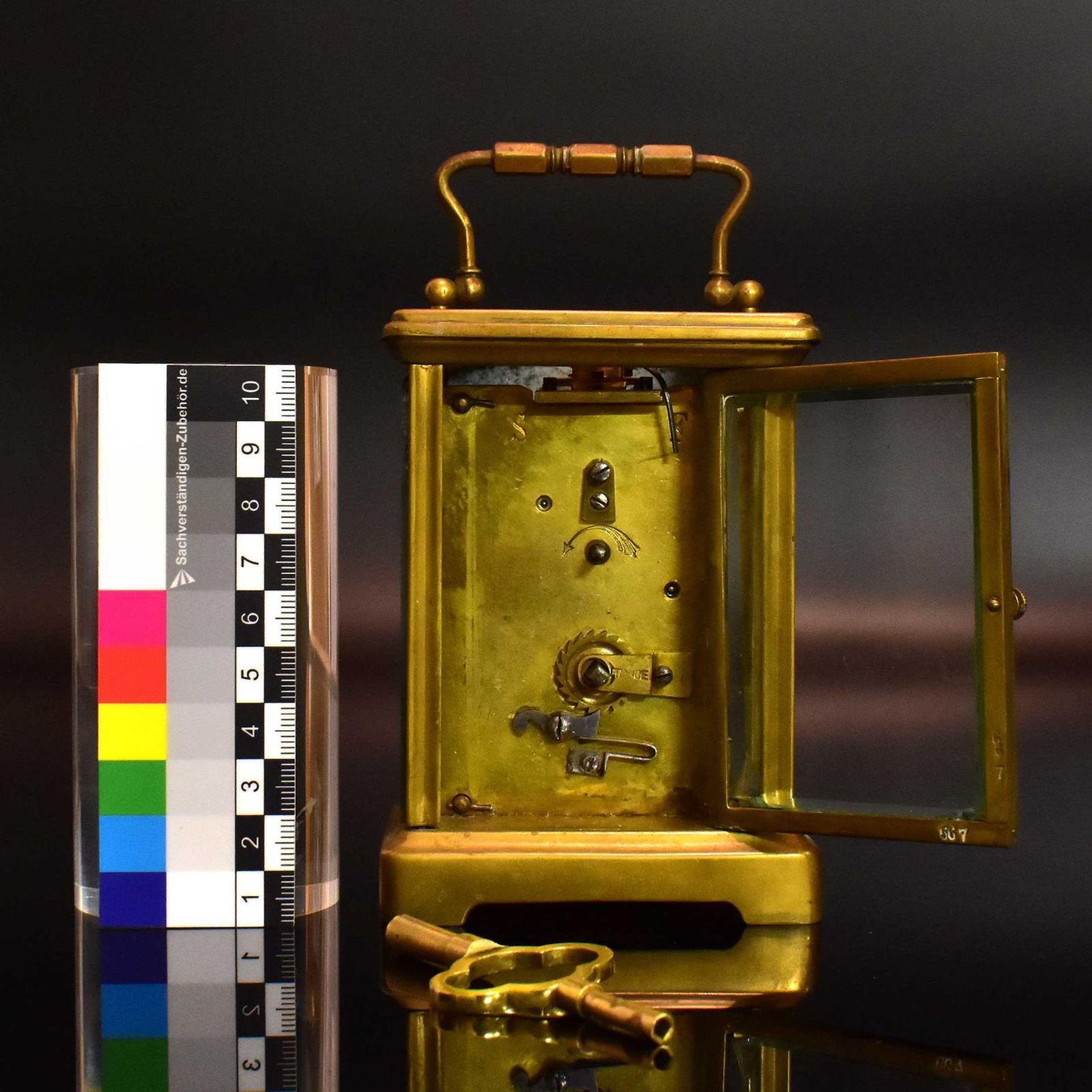 Kleine Tischuhr. Frankreich, 19./20. Jh. | Messing. Glas. Email. - Bild 2 aus 2