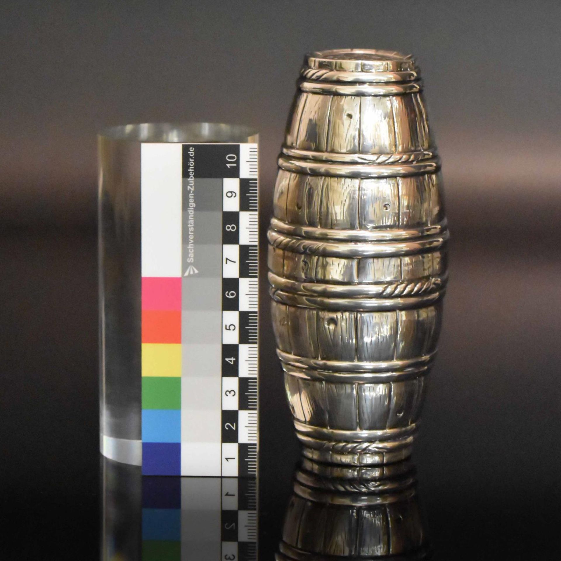 Kleiner Fassbecher. Wohl Hanau, Ende 19. Jh., Gebrüder Gutgesell | Silber. - Bild 2 aus 7