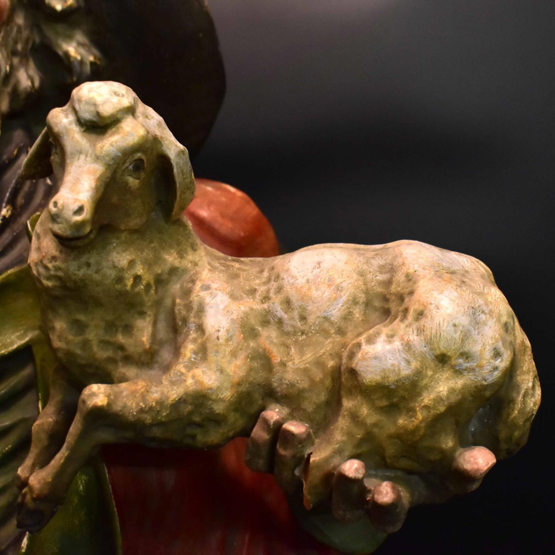 Hirte mit Lamm. Tirol/Alpenraum, 20. Jh. | Holz, geschnitzt, farbig gefasst. - Bild 2 aus 3