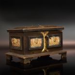 Schatulle. Im Stil des 17. Jhs. | Verschiedene Hölzer, Messing- und Eisenbeschläge.