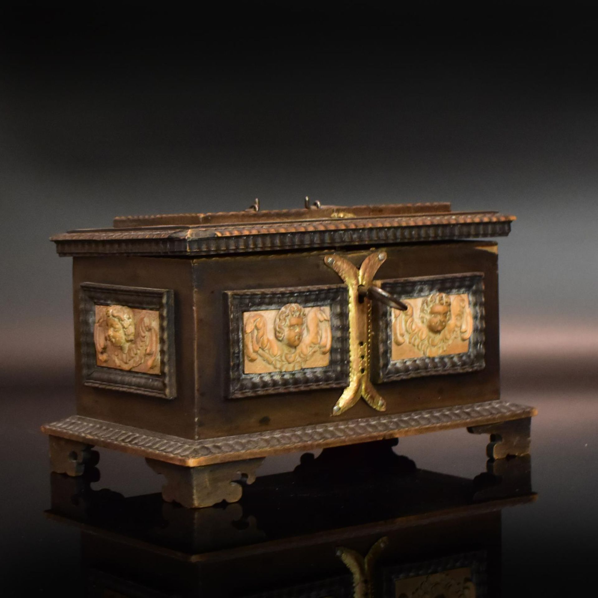 Schatulle. Im Stil des 17. Jhs. | Verschiedene Hölzer, Messing- und Eisenbeschläge.