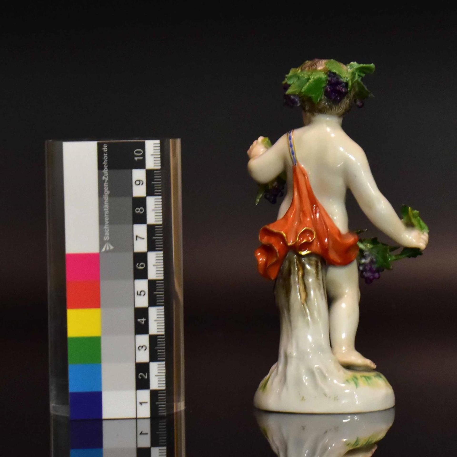 Putto als Allegorie des Herbstes. Meissen, Knaufzeit, nach Entwurf von J. J. Kaendler | Porzellan... - Bild 2 aus 3