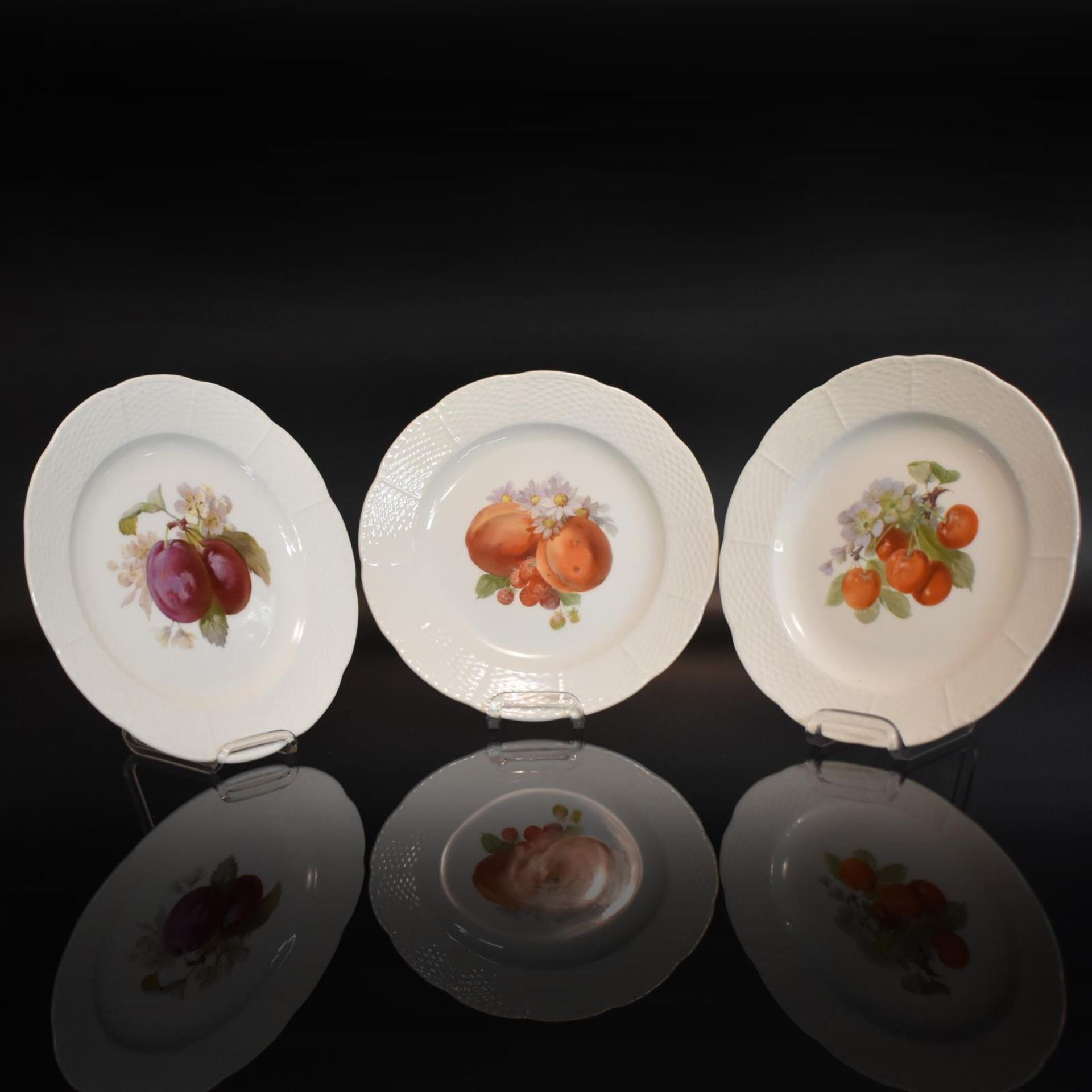 Drei Obstteller. KPM Berlin | Porzellan, farbig staffiert.