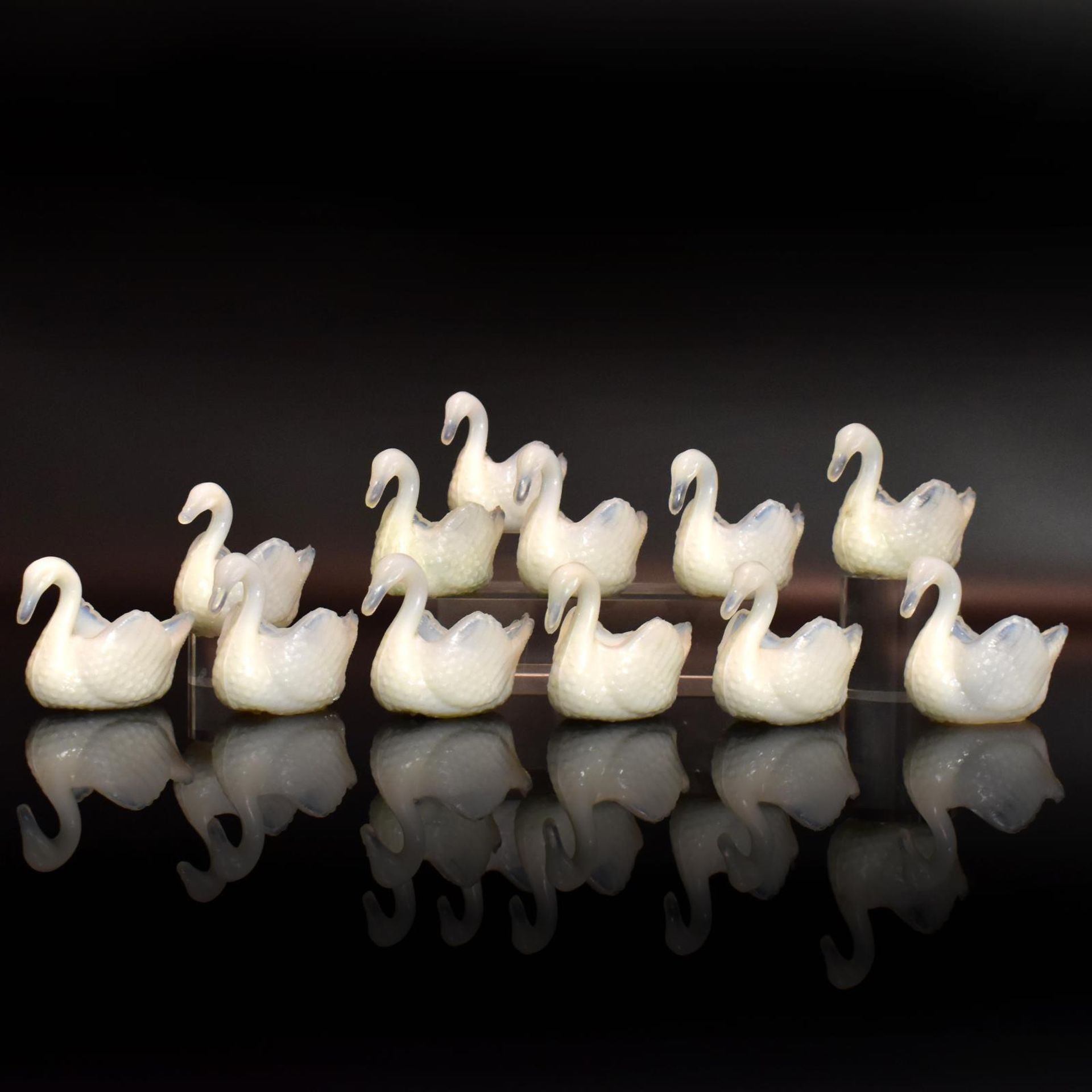 Satz von zwölf Salzgefäßen. 20. Jh. | Opalin-Pressglas.