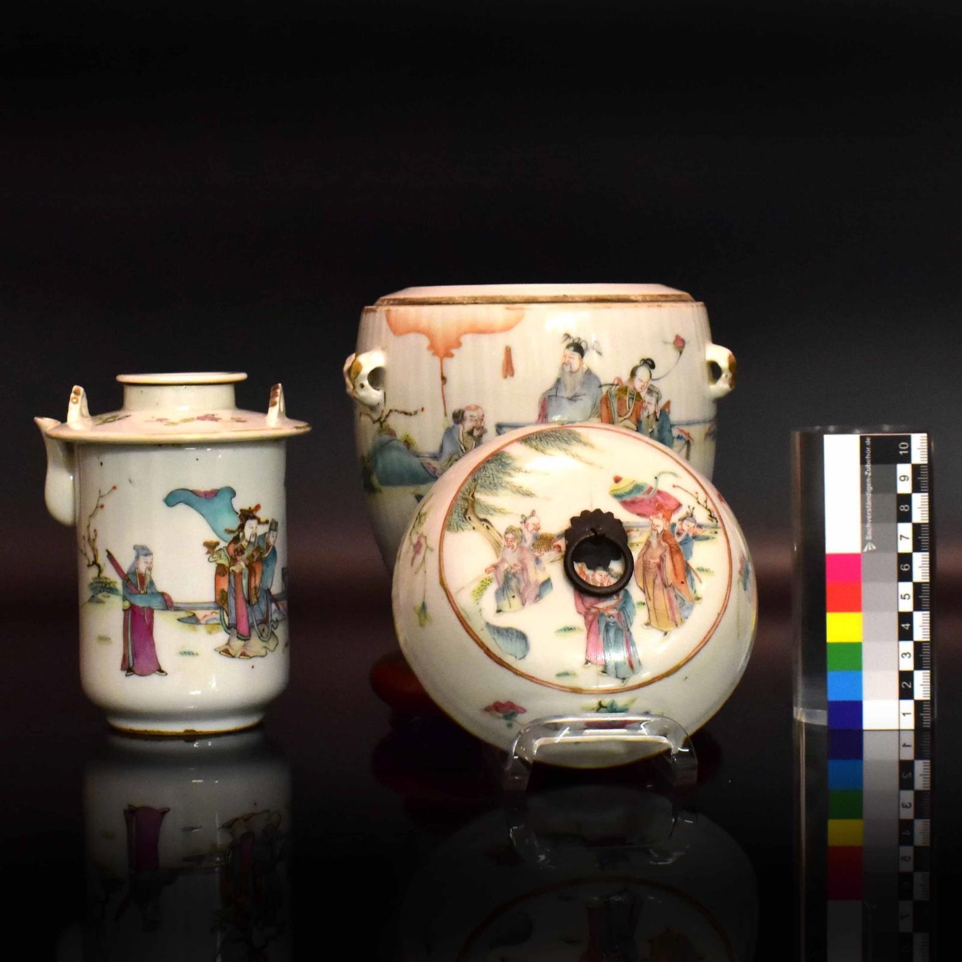 Teekanne und Dose. China, wohl Qing | Porzellan, bunter Schmelzfarbendekor. - Bild 3 aus 4