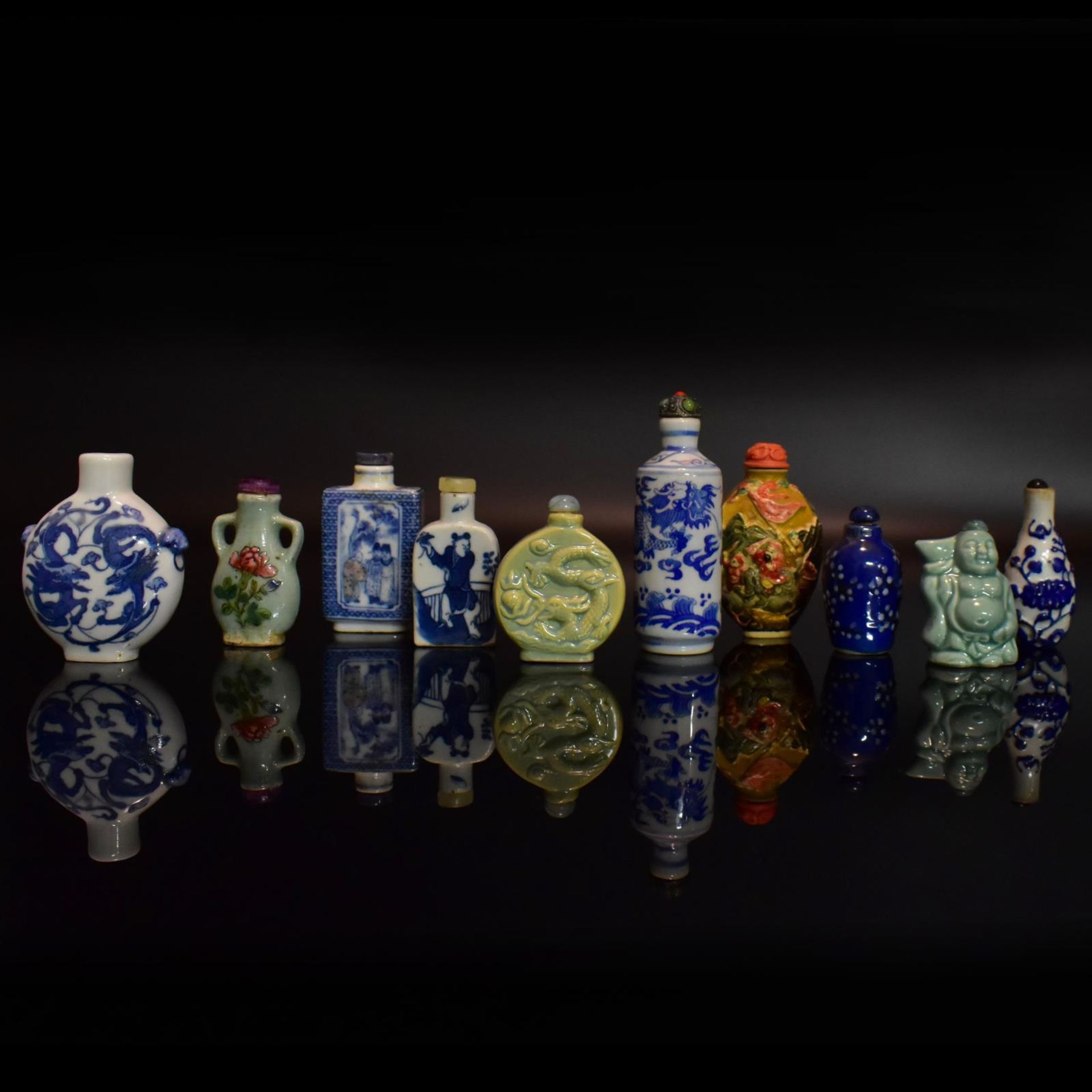Zehn Snuff Bottles. China, 19./20. Jh. | Porzellan bzw. Keramik.