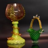 Römer und Henkelkorb. Bayerischer Wald, 19./20. Jh. | Verschiedenfarbiges Glas.