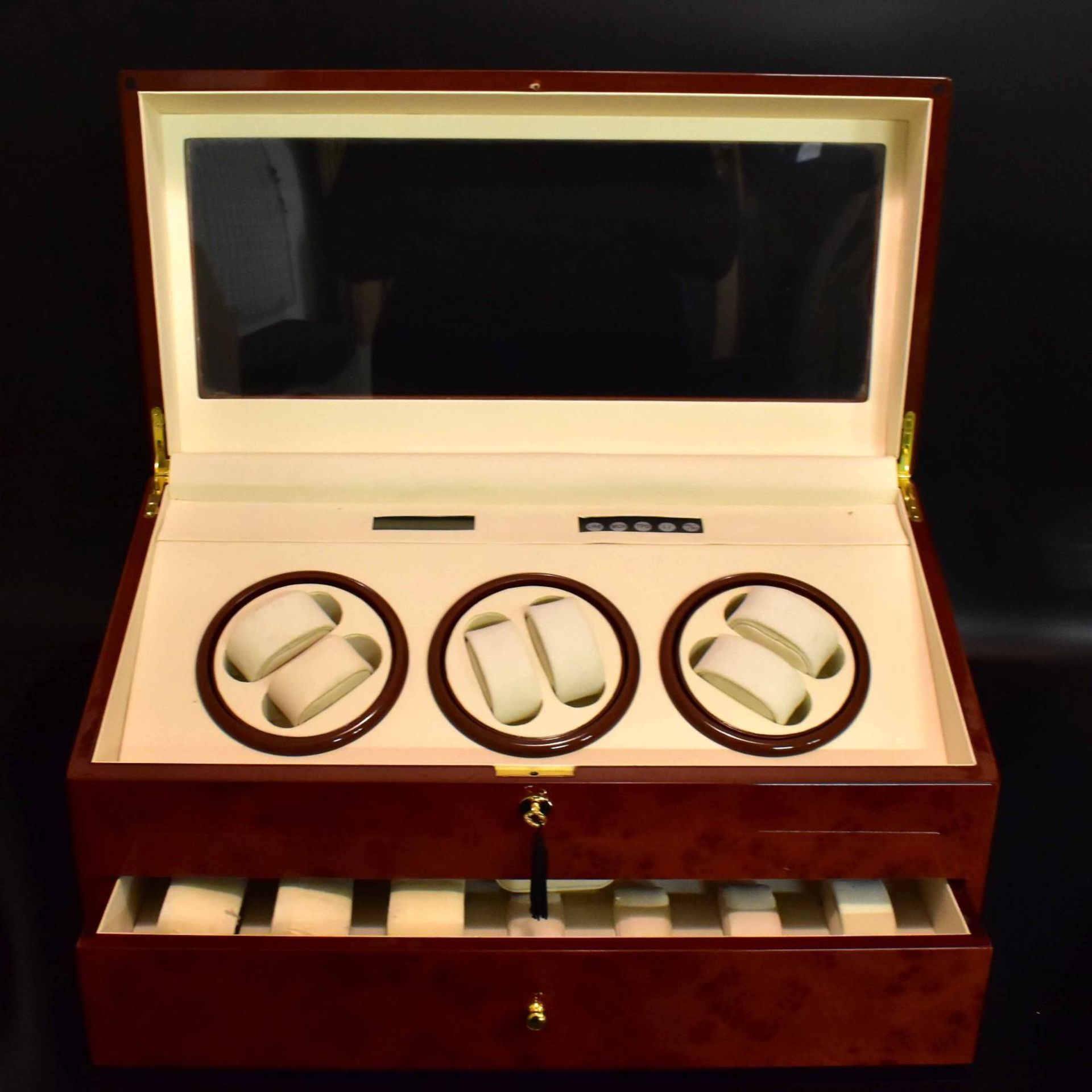 Uhrenbeweger. 20./21. Jh. | Wurzelholz. Plexiglas. Kunststoff. Stoff. - Bild 2 aus 3