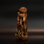 Affen mit Honigwabe. China | Wohl Speckstein, geschnitzt.