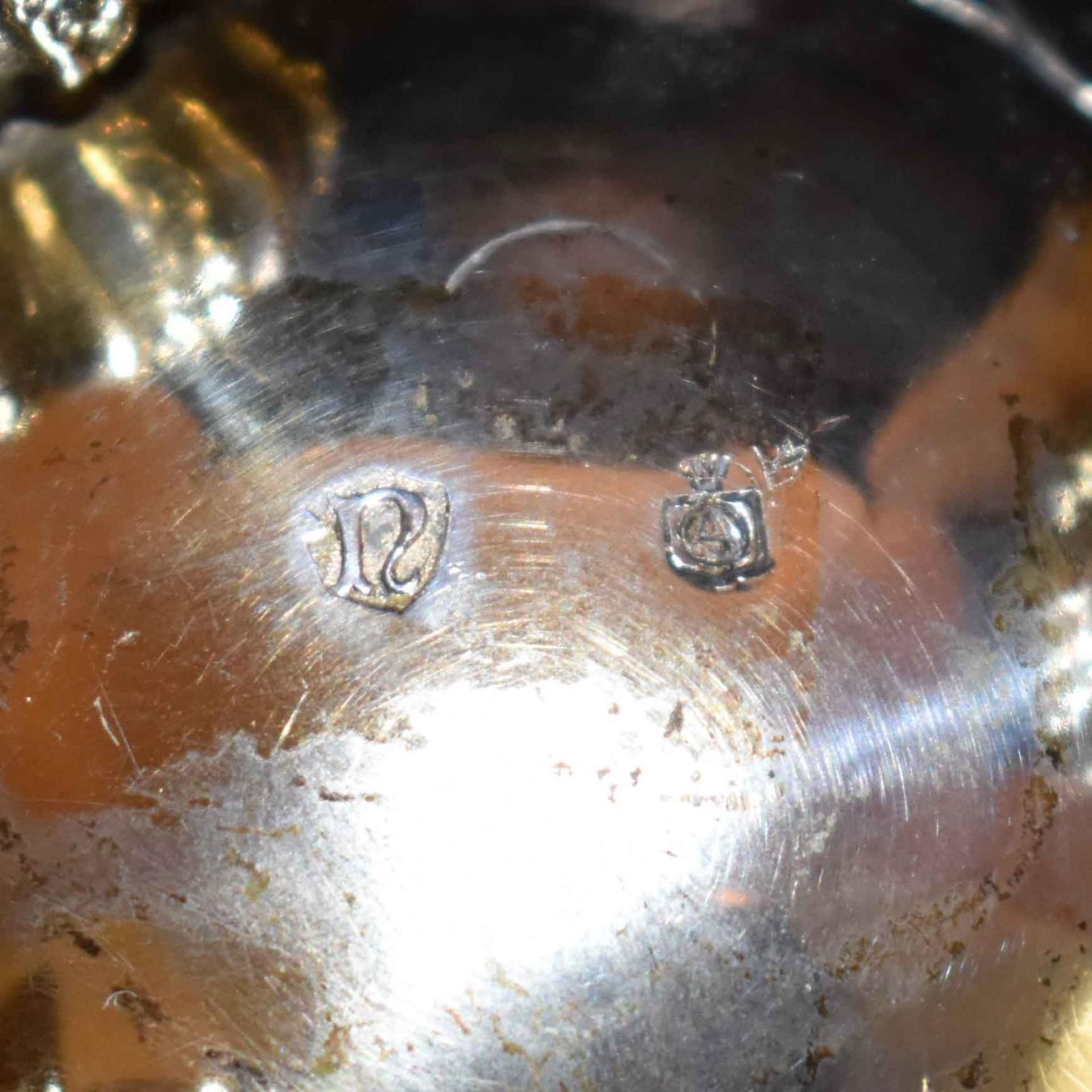 Kugelfußbecher. Wohl Hanau, B. Neresheimer & Söhne | Silber, innen vergoldet. - Bild 5 aus 5