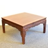 Couchtisch. 20. Jh. | Verschiedene Hölzer, tlw. beschnitzt.