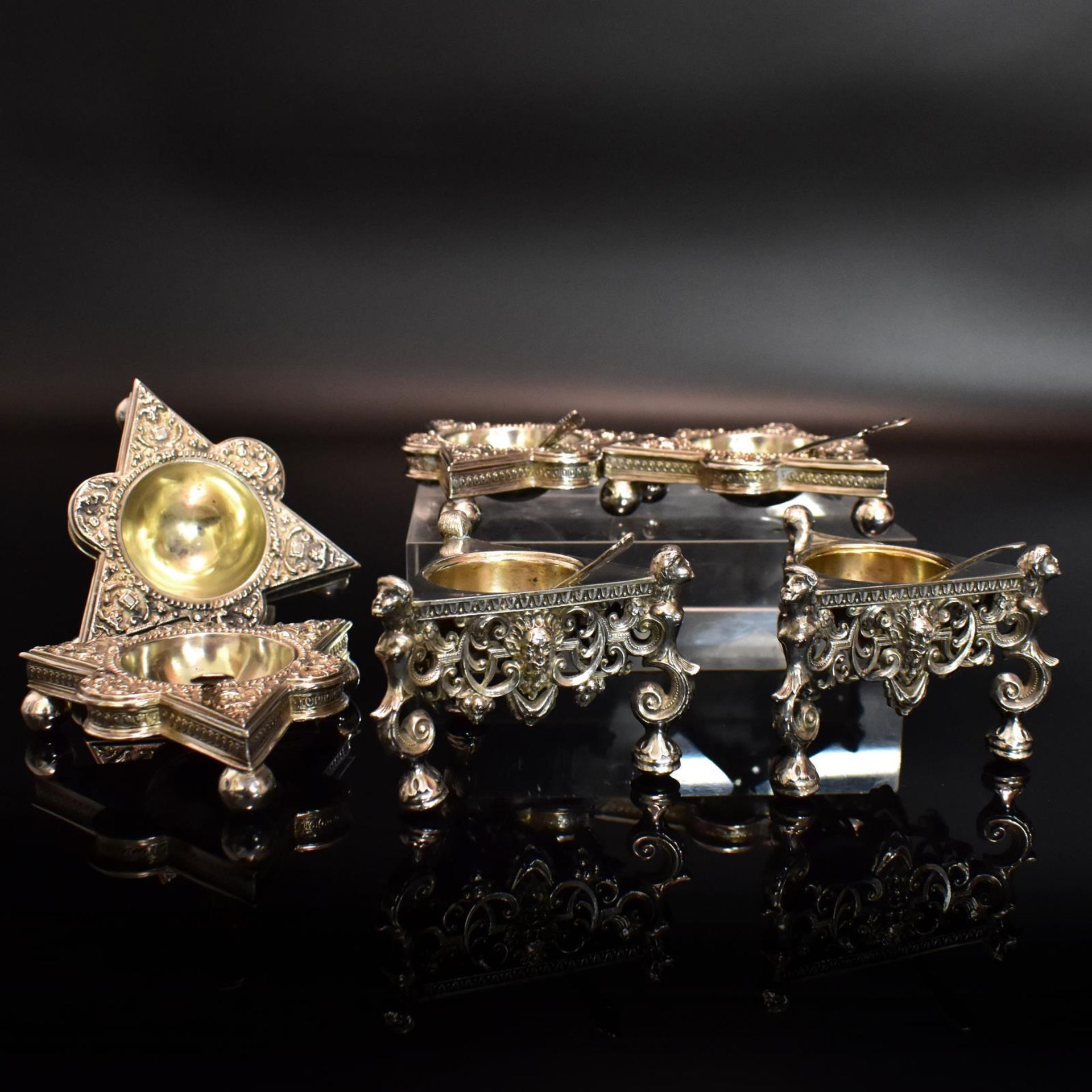 Satz von vier Salieren, ein Paar Salieren und fünf Löffelchen. U.a. Sheffield, 1870, CF | Silber,...