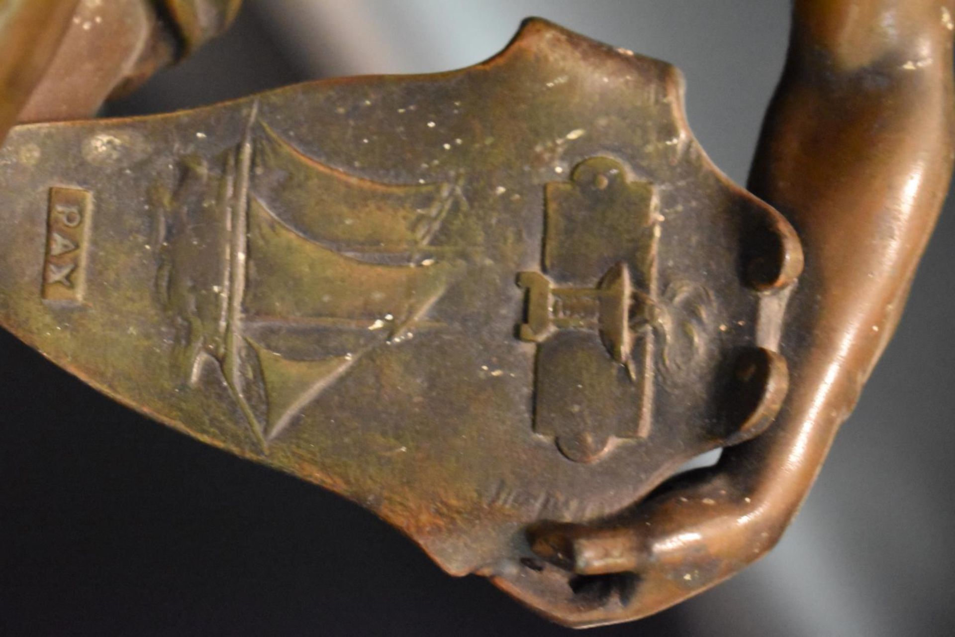 Hermes. 19./20. Jh. | Zinkguss, patiniert. Marmorplinthe. - Bild 3 aus 5