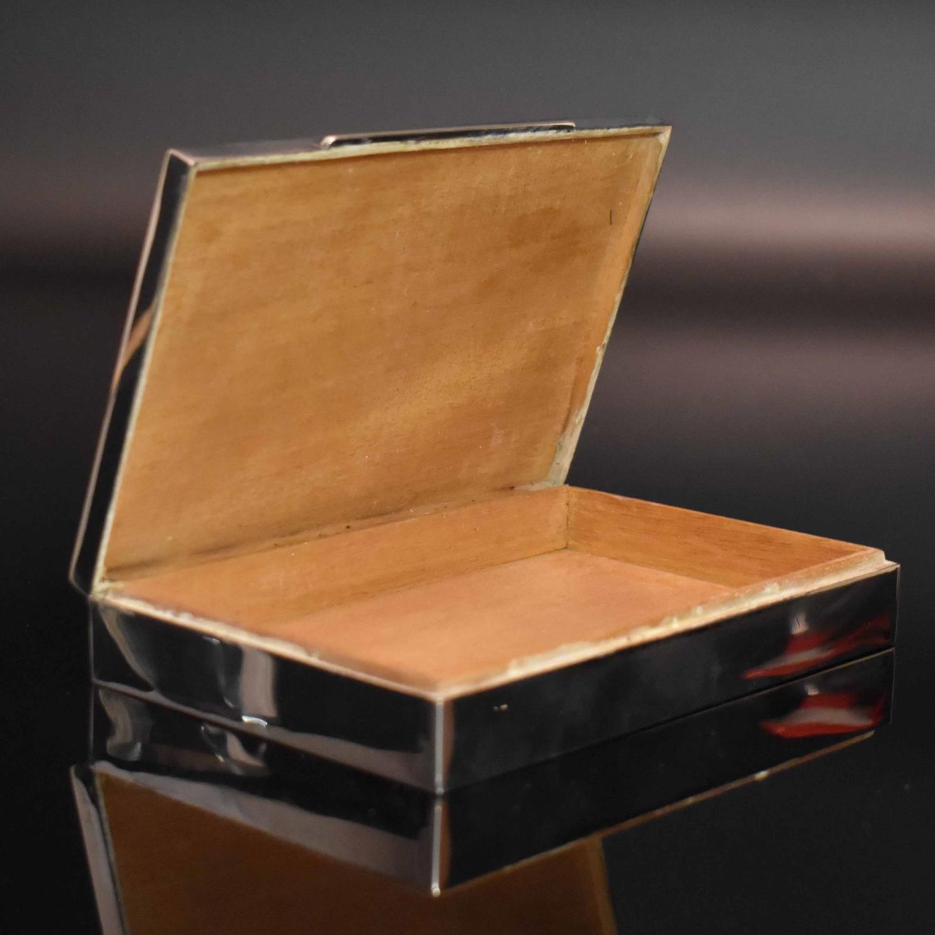 Zigarettendose. Schwäbisch Gmünd, 20. Jh., Gebrüder Kühn | Silber, Holzkern. - Bild 3 aus 4