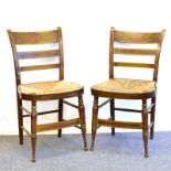 Zwei Stühle. Neuengland (?), 19./20. Jh., Hitchcock Stil | Holz, gebeitzt, tlw. Bemalung. Binseng...