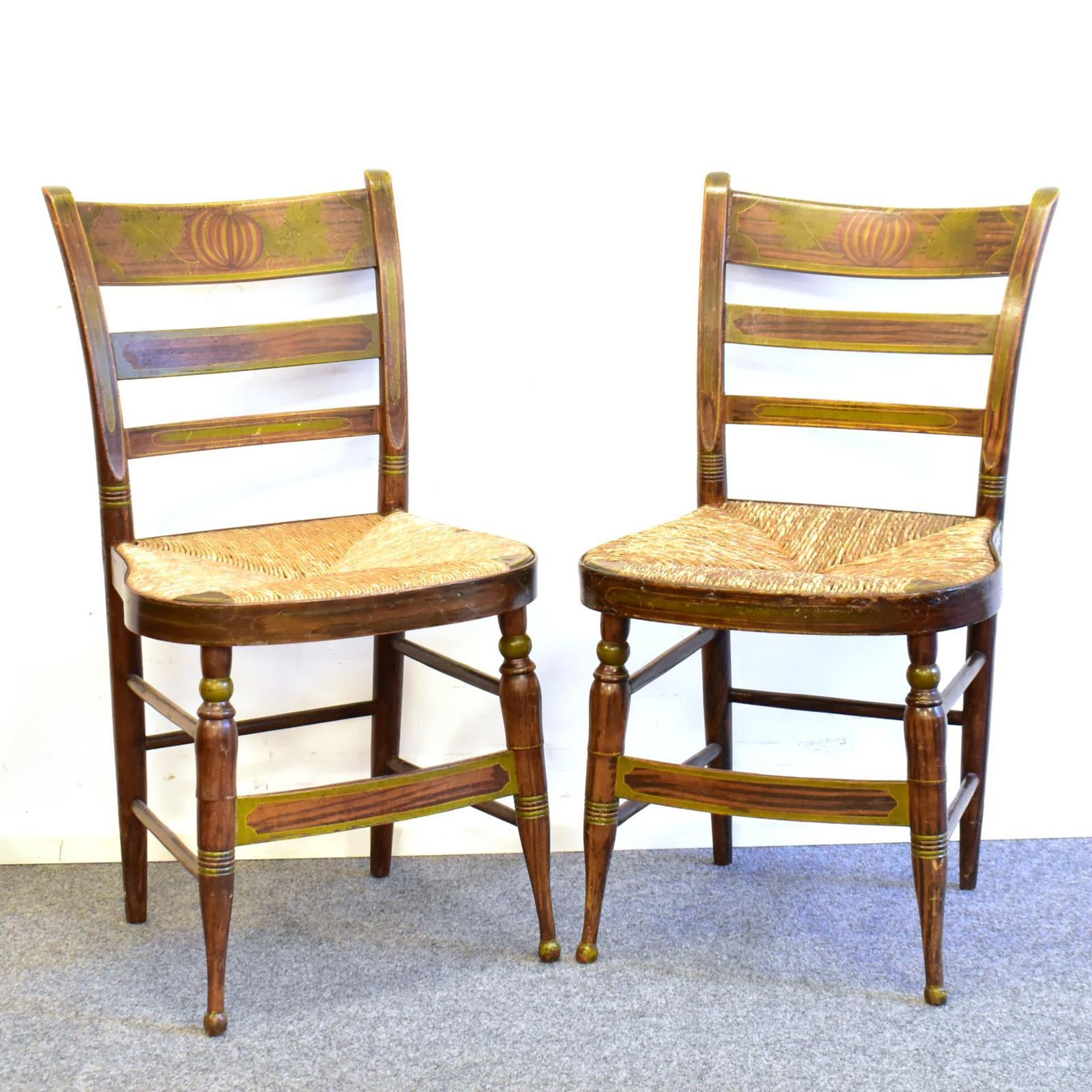 Zwei Stühle. Neuengland (?), 19./20. Jh., Hitchcock Stil | Holz, gebeitzt, tlw. Bemalung. Binseng...