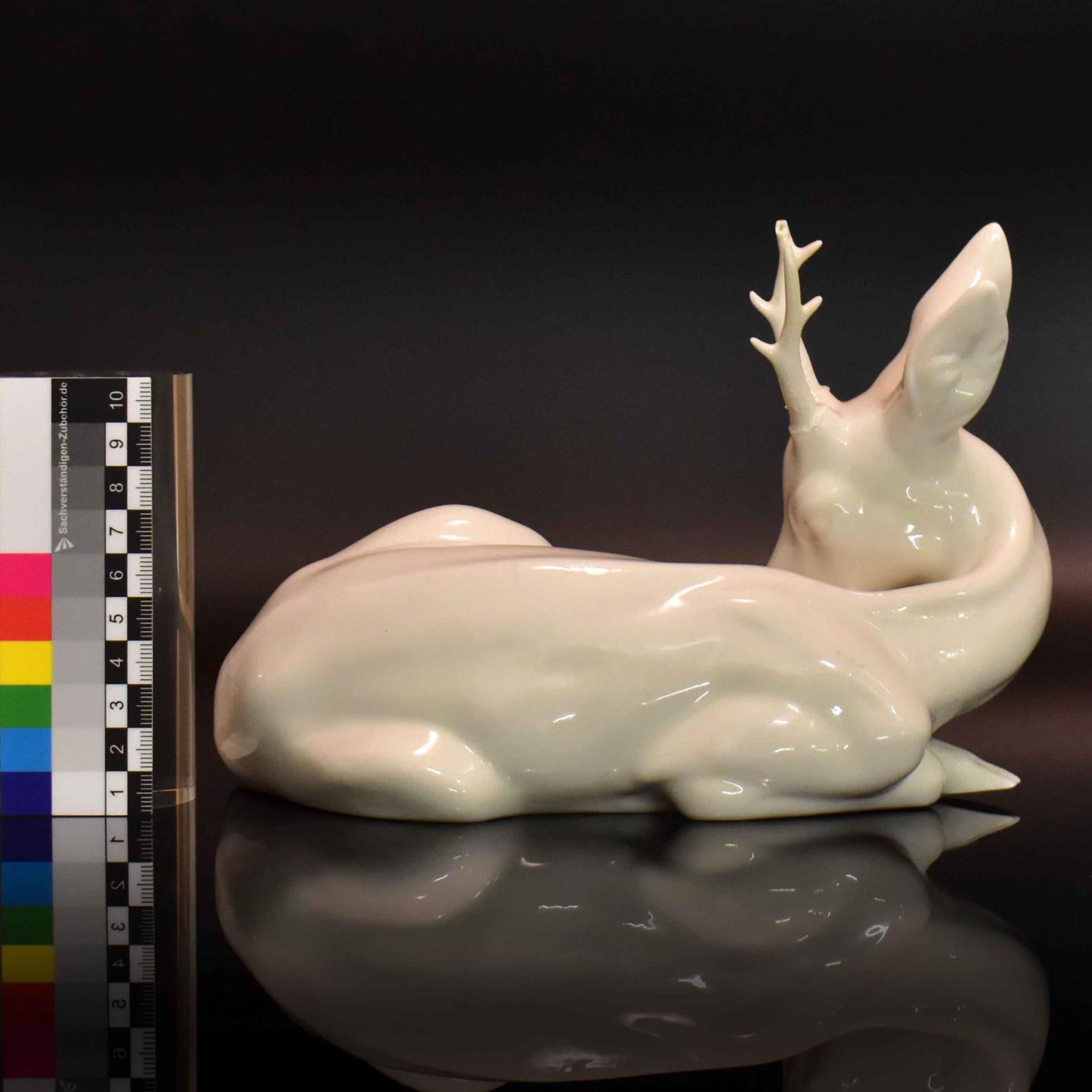 Liegender Rehbock. Nymphenburg, nach Entwurf von T. Kärner | Porzellan, weiß. - Bild 2 aus 3