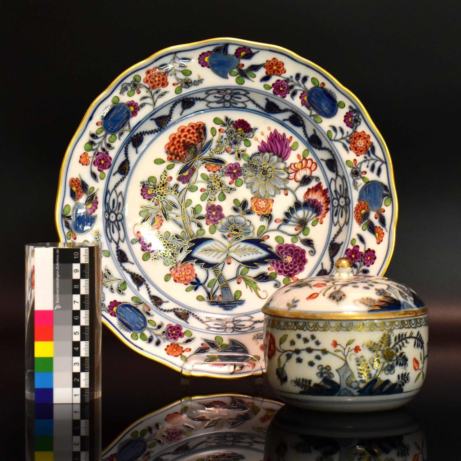 Teller und Dose. Meissen, 18. Jh. | Porzellan, Unterglasurstaffage. - Bild 2 aus 3