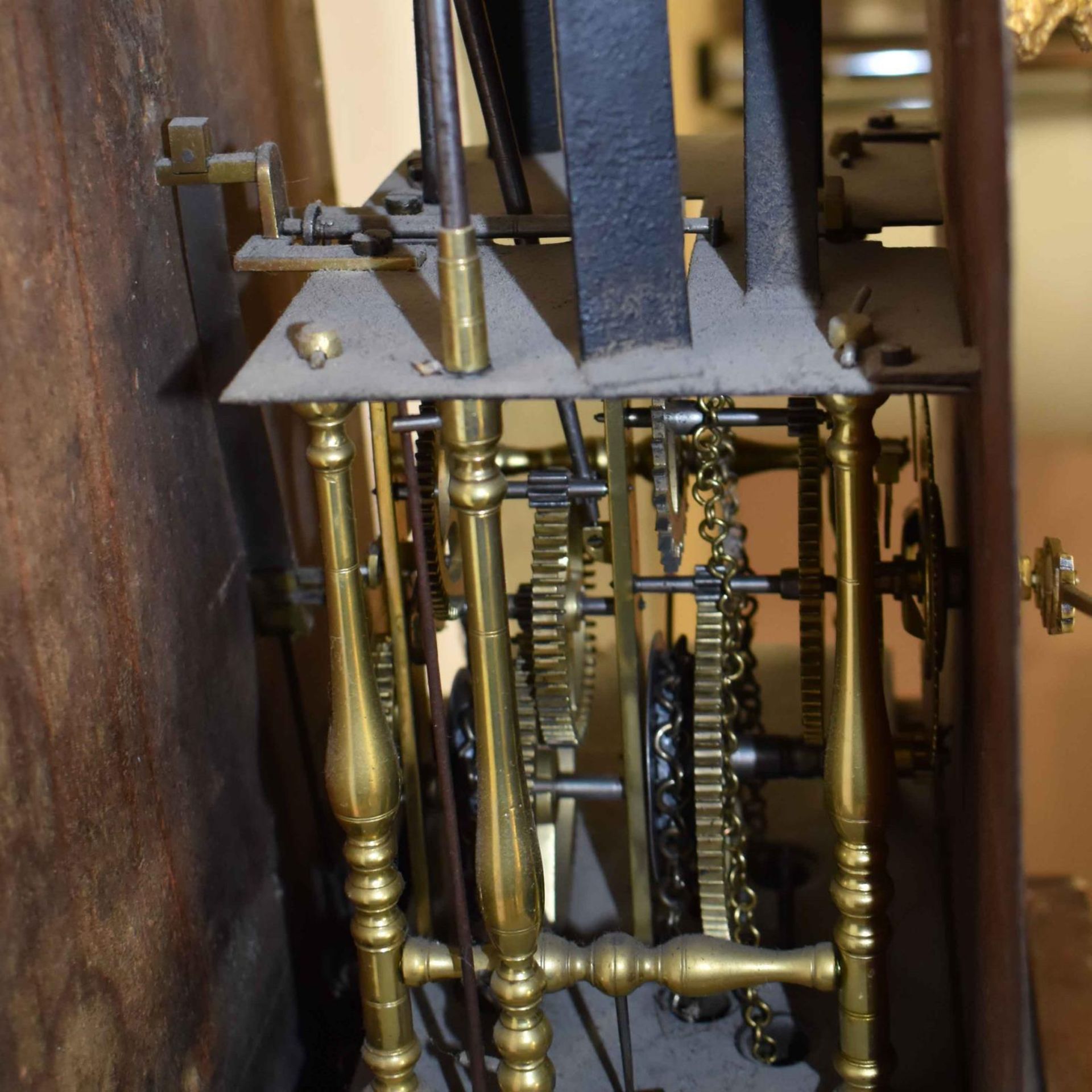 Wanduhr. Friesland, (wohl) 18./19. Jh. | Holz. Verschiedene Metalle, tlw. Farbfasung. Glas. - Bild 3 aus 3