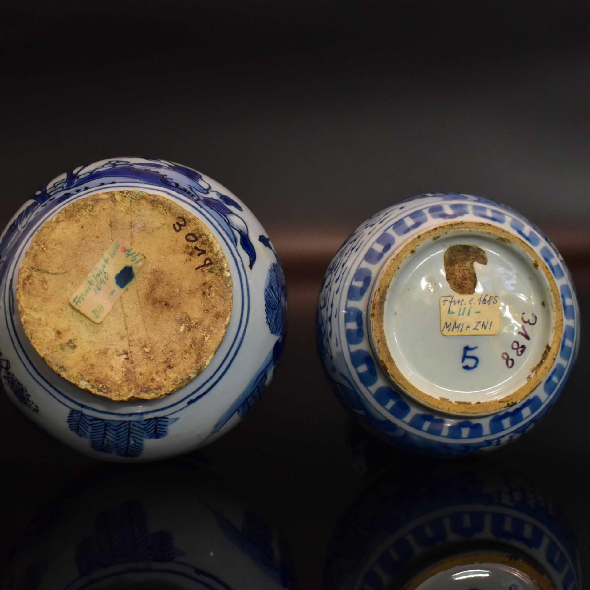 Zwei Doppelkürbisvasen. Hanau oder Frankfurt, 18. Jh. | Fayence. - Bild 3 aus 3