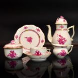 Kaffeeservice für sechs Personen. Herend | Porzellan, Farb- und Goldstaffagen.