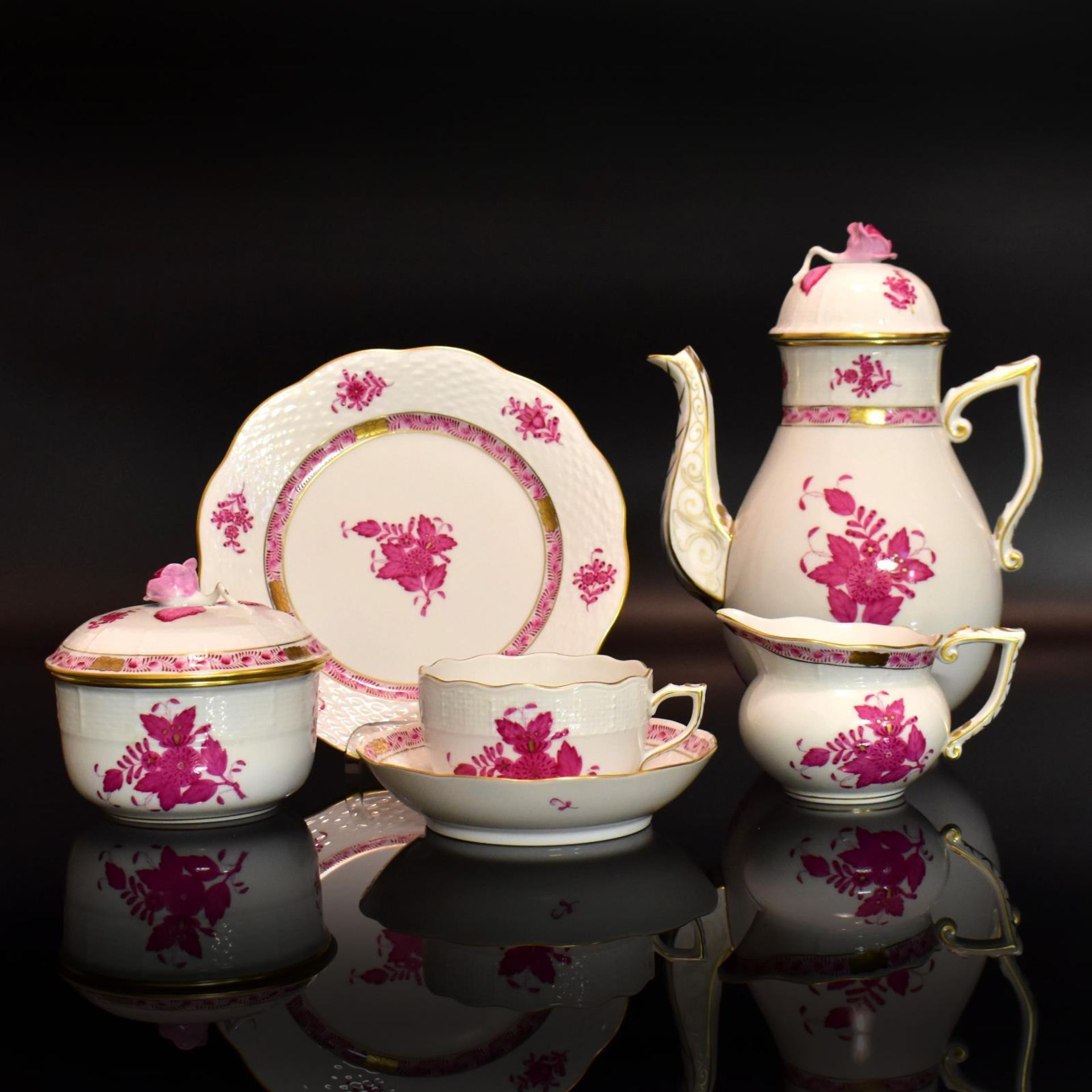 Kaffeeservice für sechs Personen. Herend | Porzellan, Farb- und Goldstaffagen.