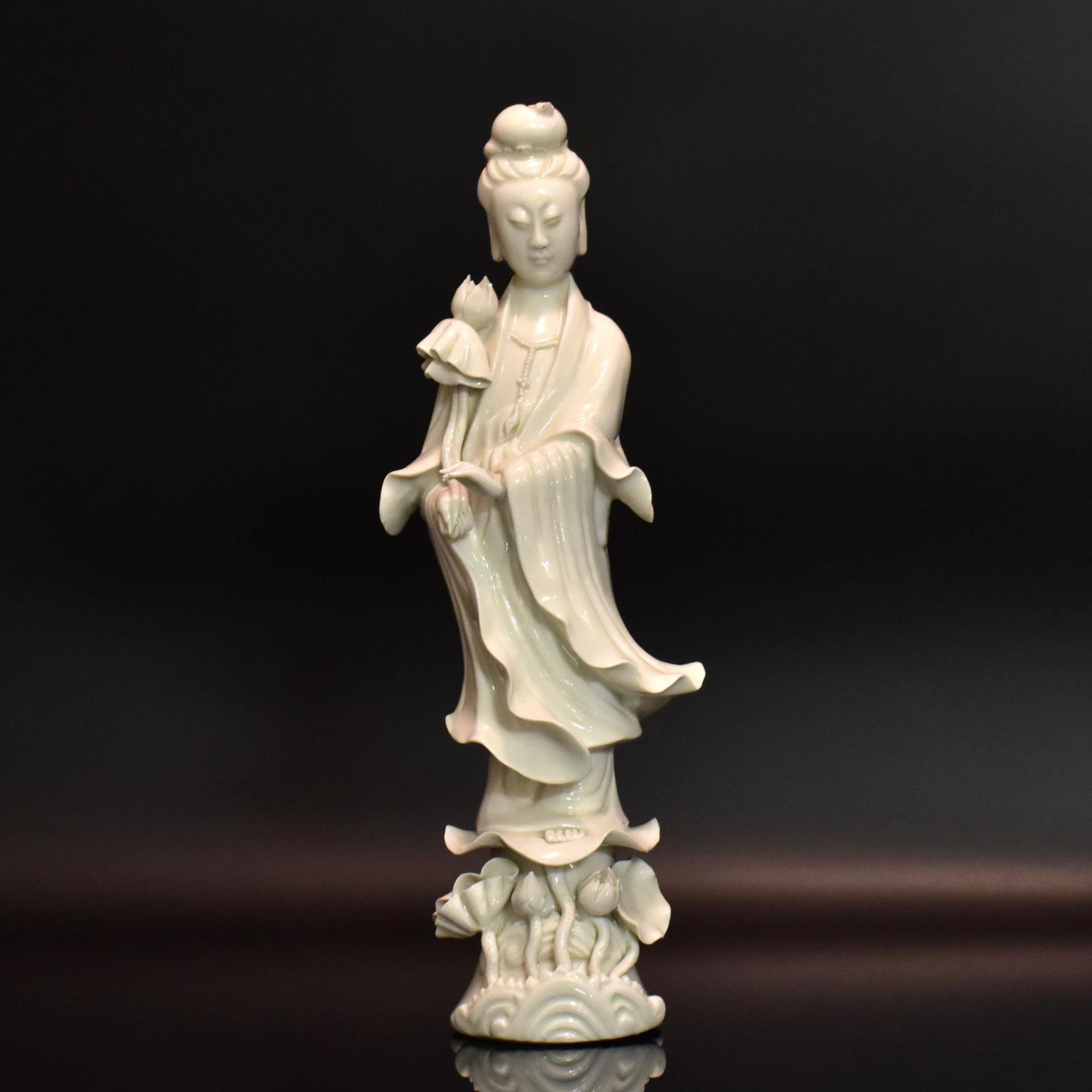 Stehende Guanyin. China, wohl Qing | Blanc de Chine.
