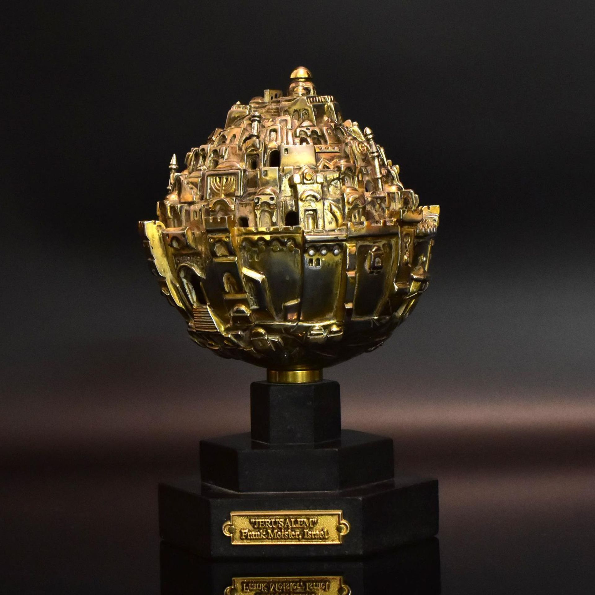 MEISLER, FRANK. Thatcher Sphere Jerusalem. Metall, partiell vergoldet und versilbert. Marmorsockel.
