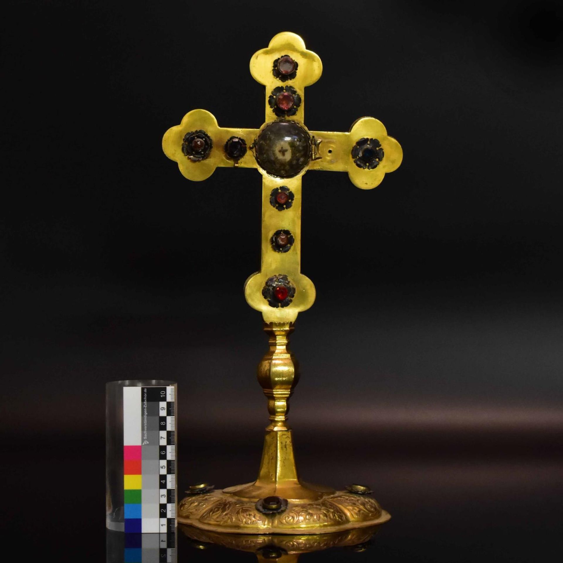 Reliquienkreuz. Süddeutschland, 18. Jh. | Messing, partiell versilbert, Glassteine. - Bild 2 aus 3
