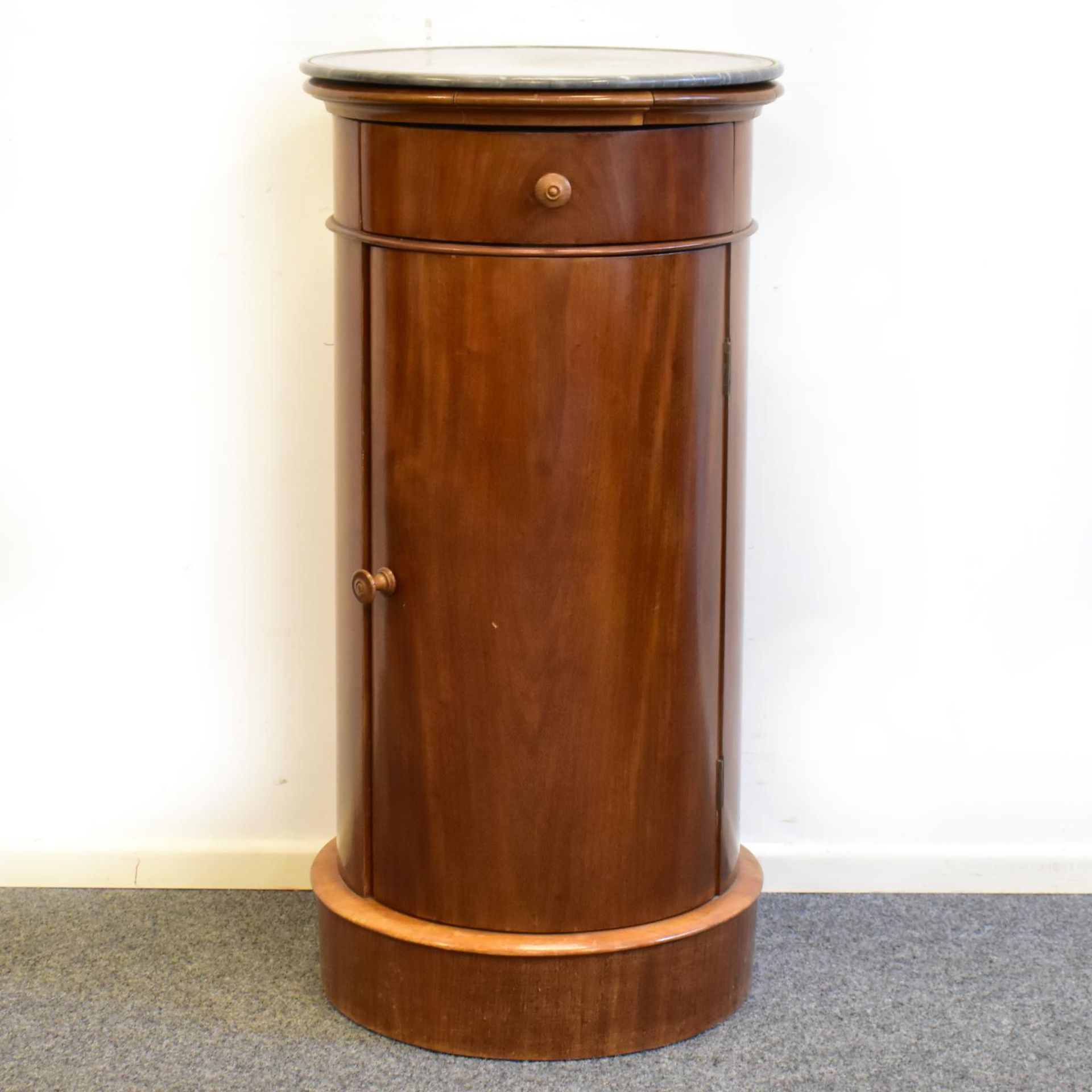 Säulenschrank. 19. Jh., Biedermeier Stil | Nussbaum. Marmor.