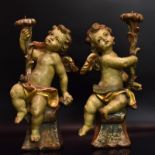 Ein Paar Leuchterputten. Alpenraum, 20. Jh. | Holz, geschnitzt, Farb- und Goldfassung.