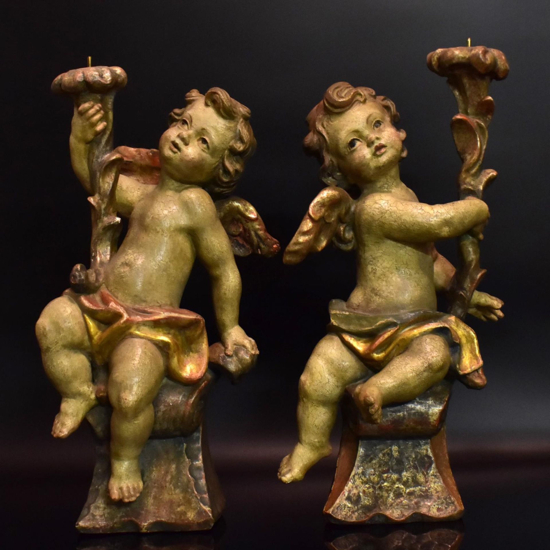 Ein Paar Leuchterputten. Alpenraum, 20. Jh. | Holz, geschnitzt, Farb- und Goldfassung.