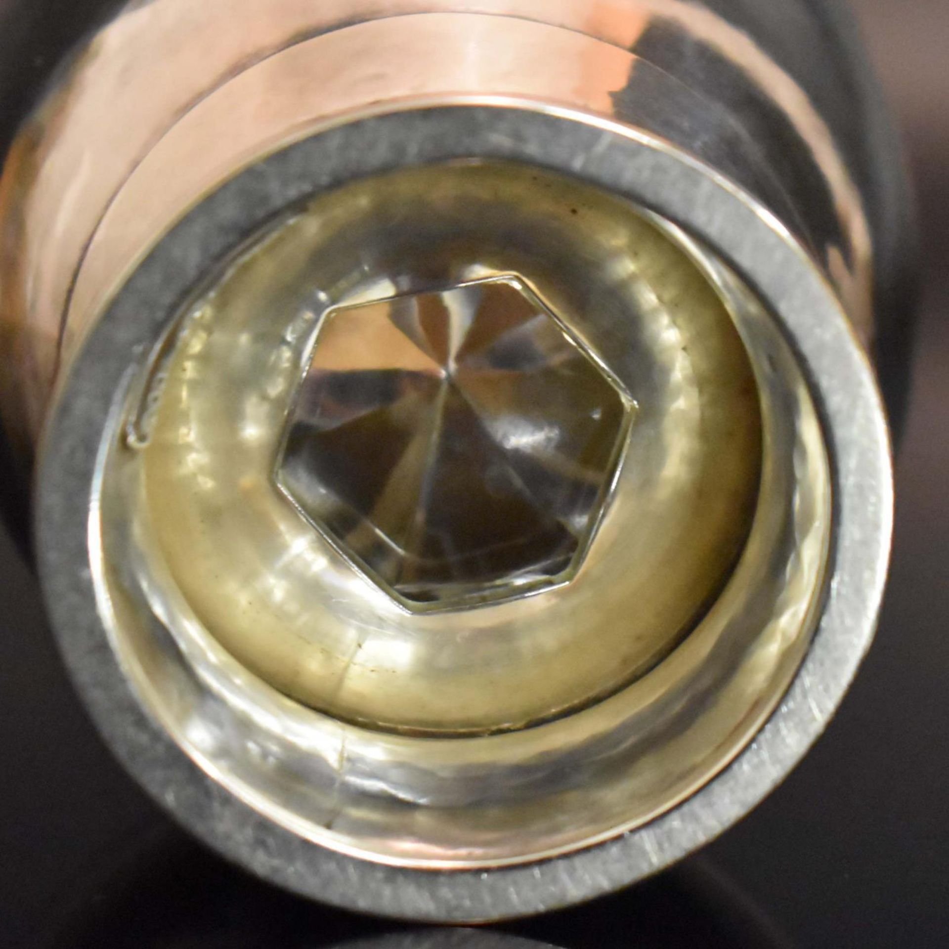 Kleiner Pokalbecher. Silber, innen vergoldet, Hammerschlagdekor. - Bild 4 aus 5