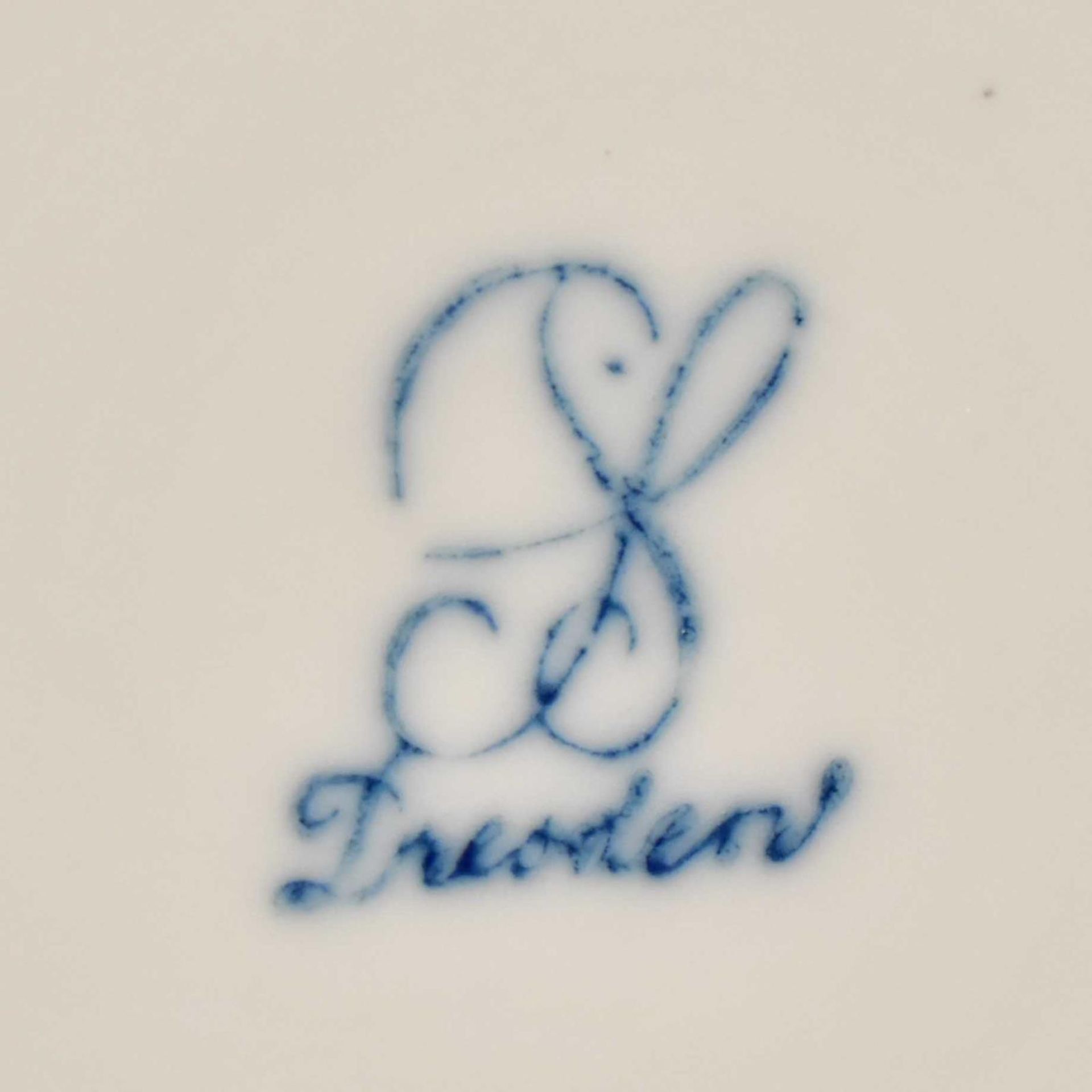 Zwei Cachepots. Carl Thieme, Potschappel | Porzellan, Farb- und Goldstaffagen. - Bild 3 aus 3