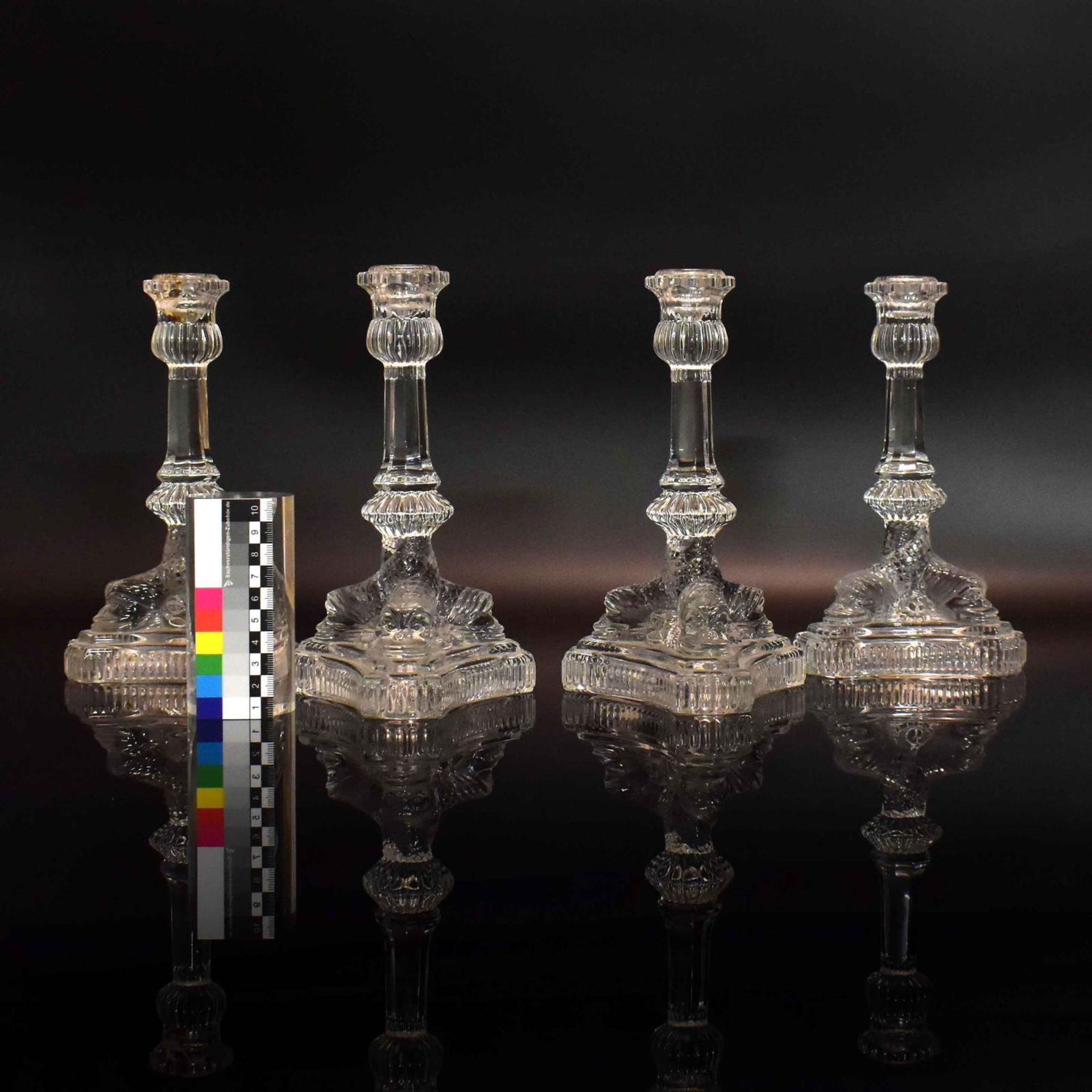 Satz von vier Kerzenleuchtern. Farbloses Pressglas. - Bild 2 aus 2