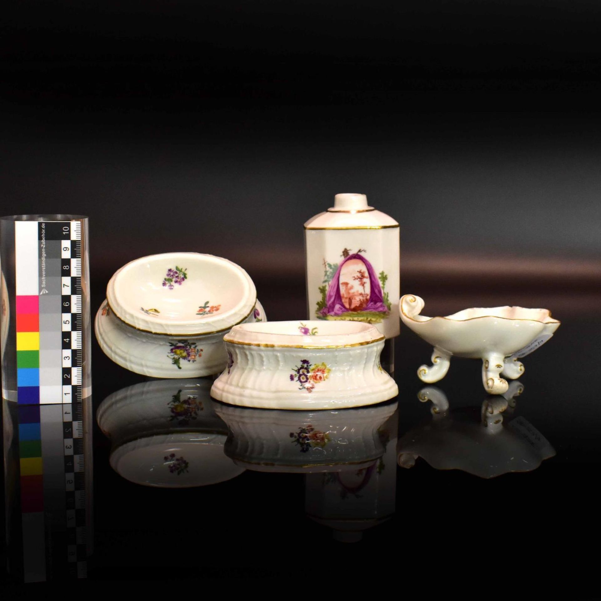 Drei Gewürzschälchen und Teedose. Meissen, 18. Jh. und später | Porzellan, Farb- und Goldstaffagen. - Bild 2 aus 3