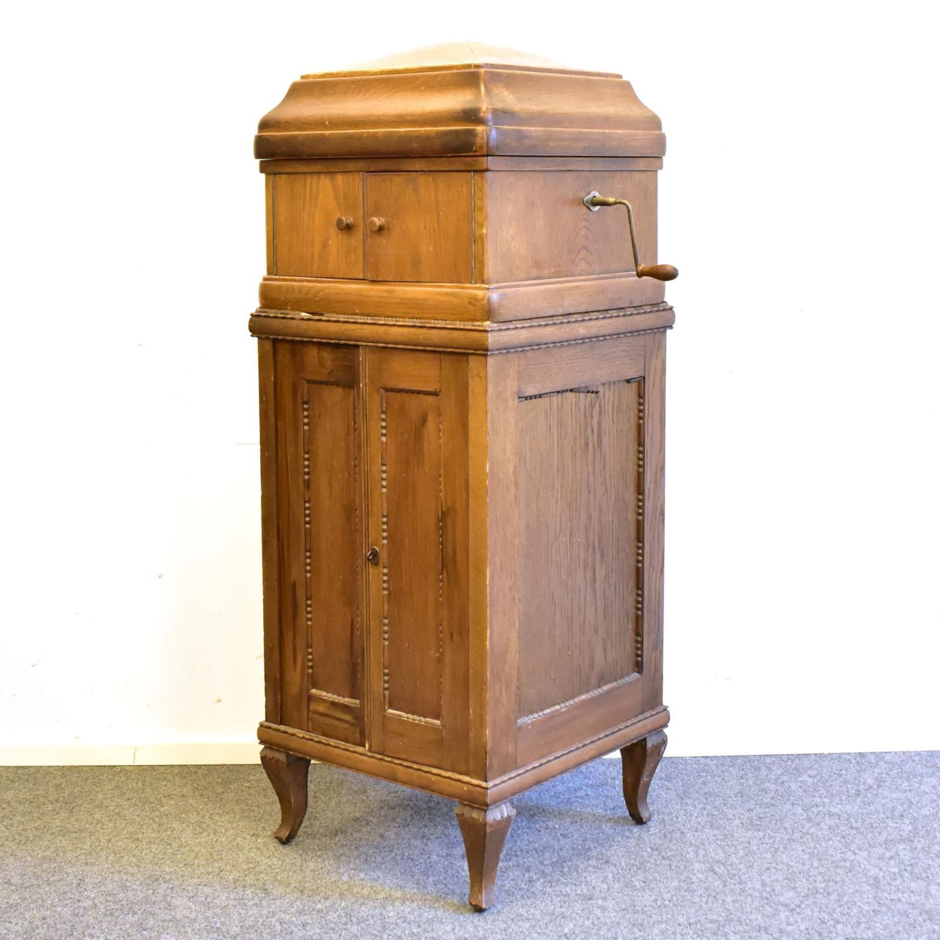 Standgrammophon. 19./20. Jh. | Mahagoni. Metall.