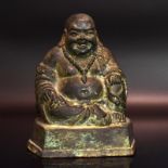 Lachender Buddha. China | Bronze (wohl), schwarz und grün patiniert.