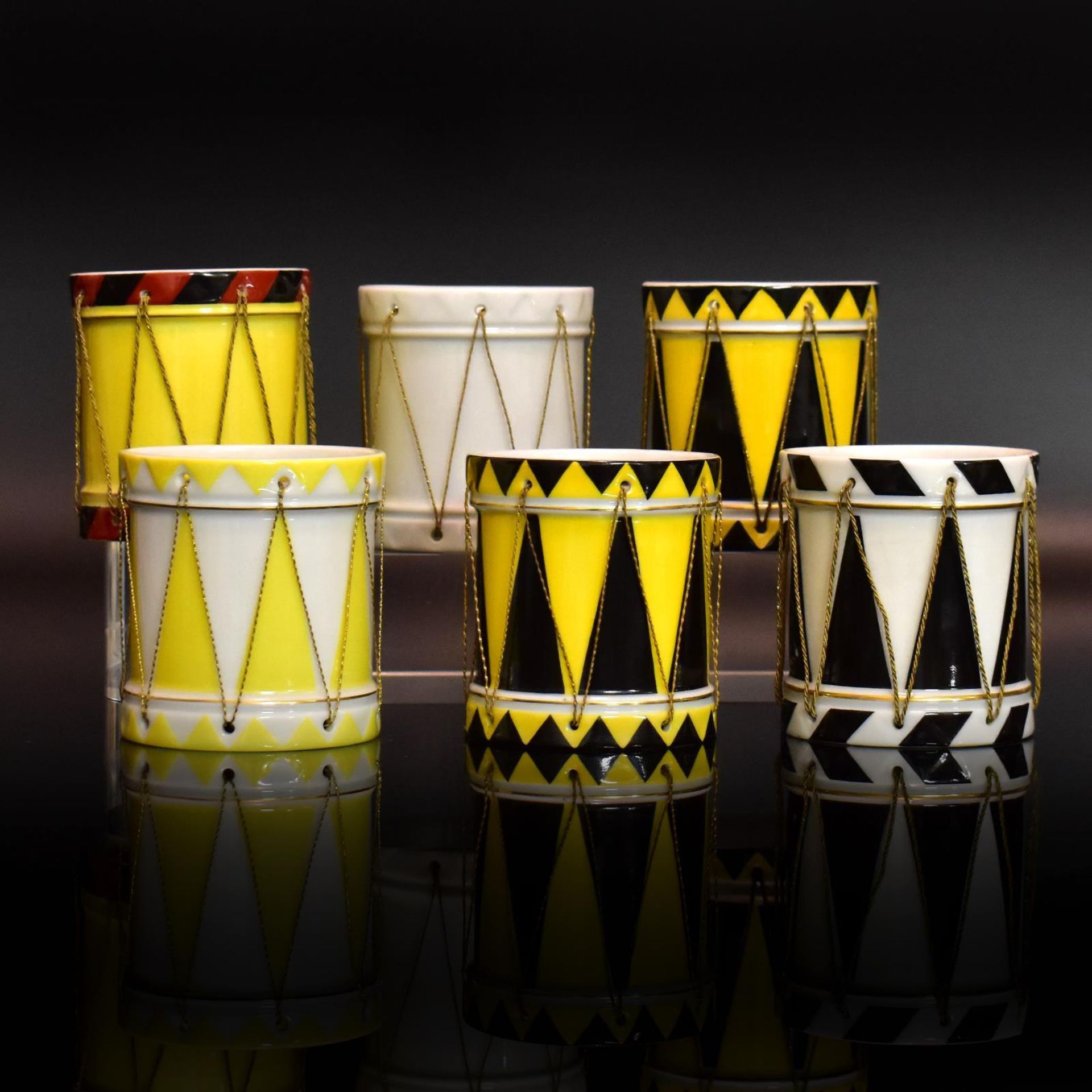 Sechs Trommeln. Nymphenburg, 1975 bis 1997 | Porzellan, überwiegend Farb- und Goldstaffagen.