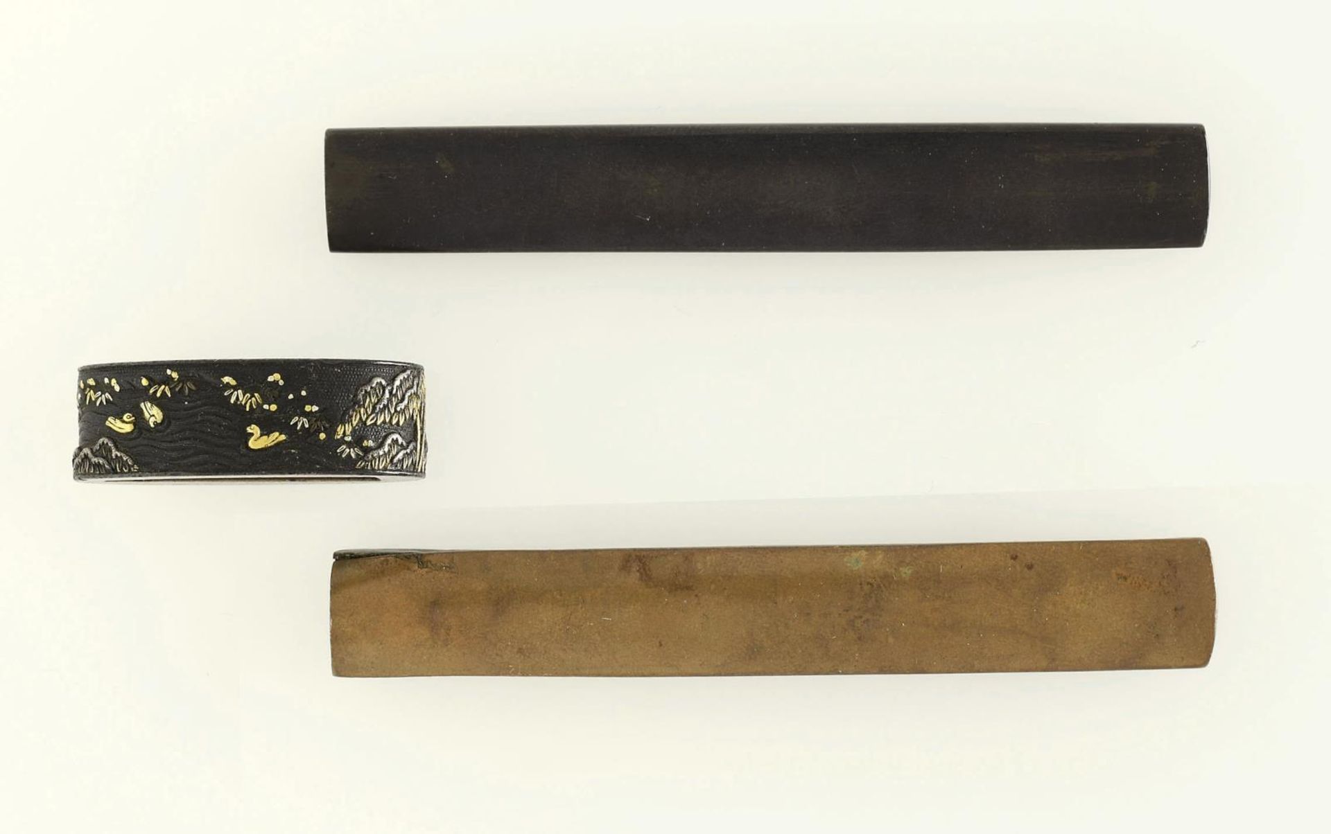 Fuchi und zwei Kozuka. Japan, späte Edo / Meiji | Bronze, Gold, Silber, Shakudo (wohl). - Bild 2 aus 2